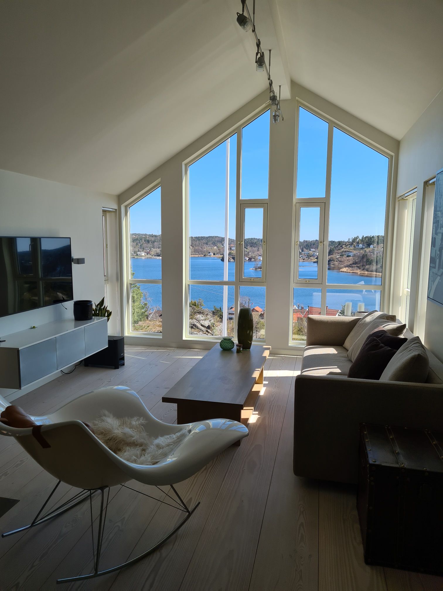 Sunny detached house with sea view, centrally located