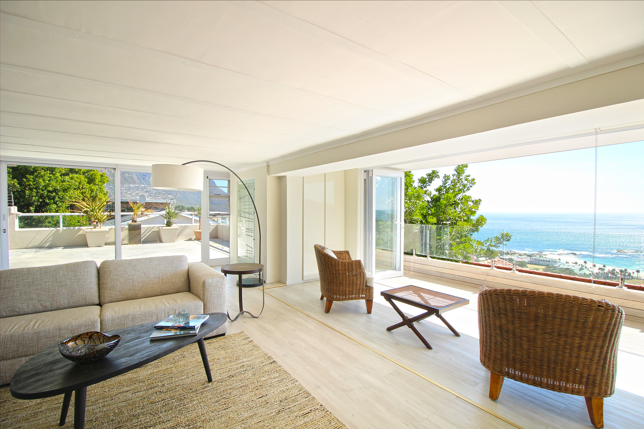 Camps Bay Apartment - Breathtaking Views + Pool