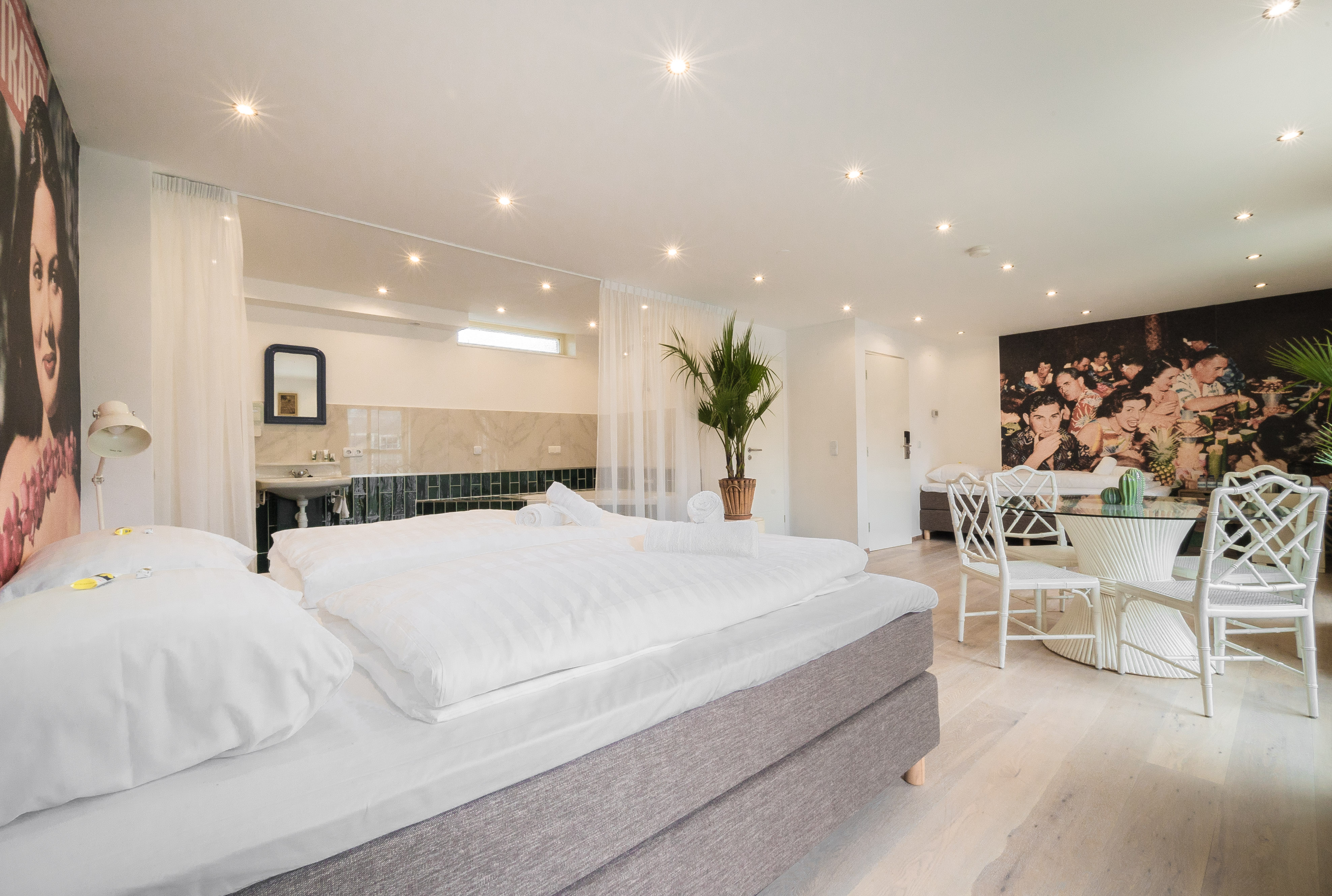 Hollywood bath in private room for two! — The Hague stay