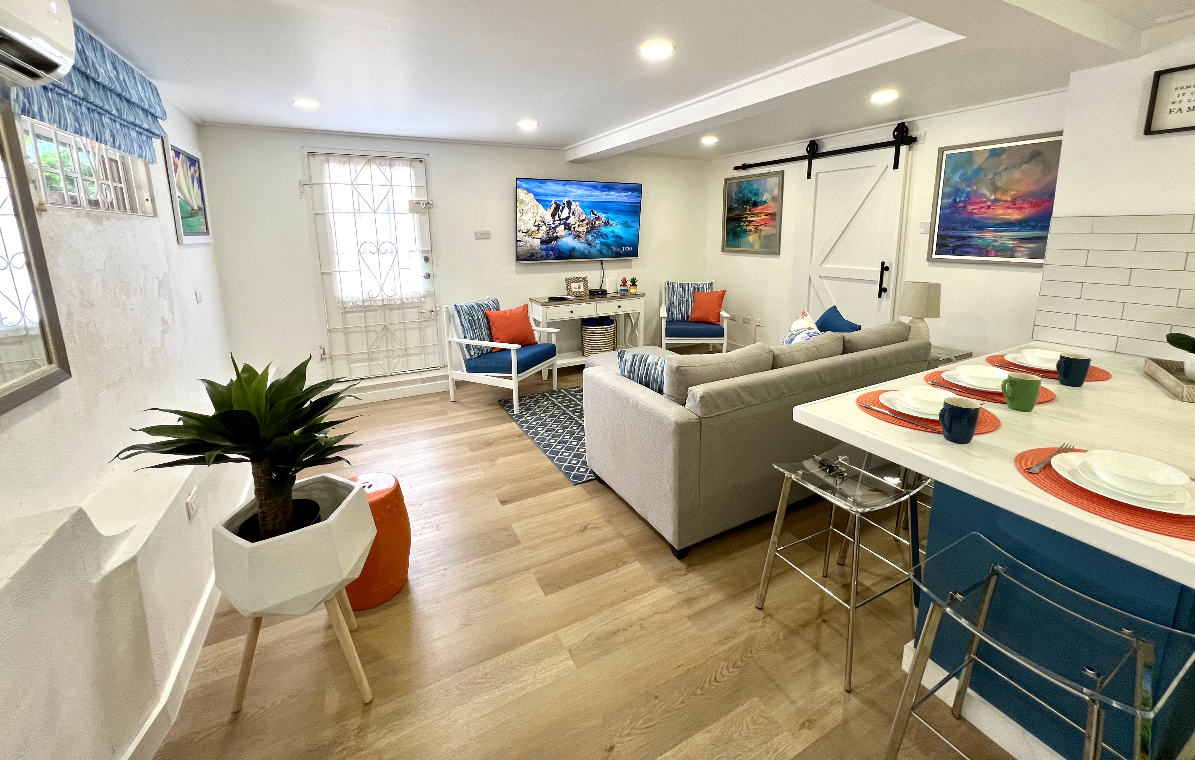 Tropical Embassy & Holiday Stay w. Central AC