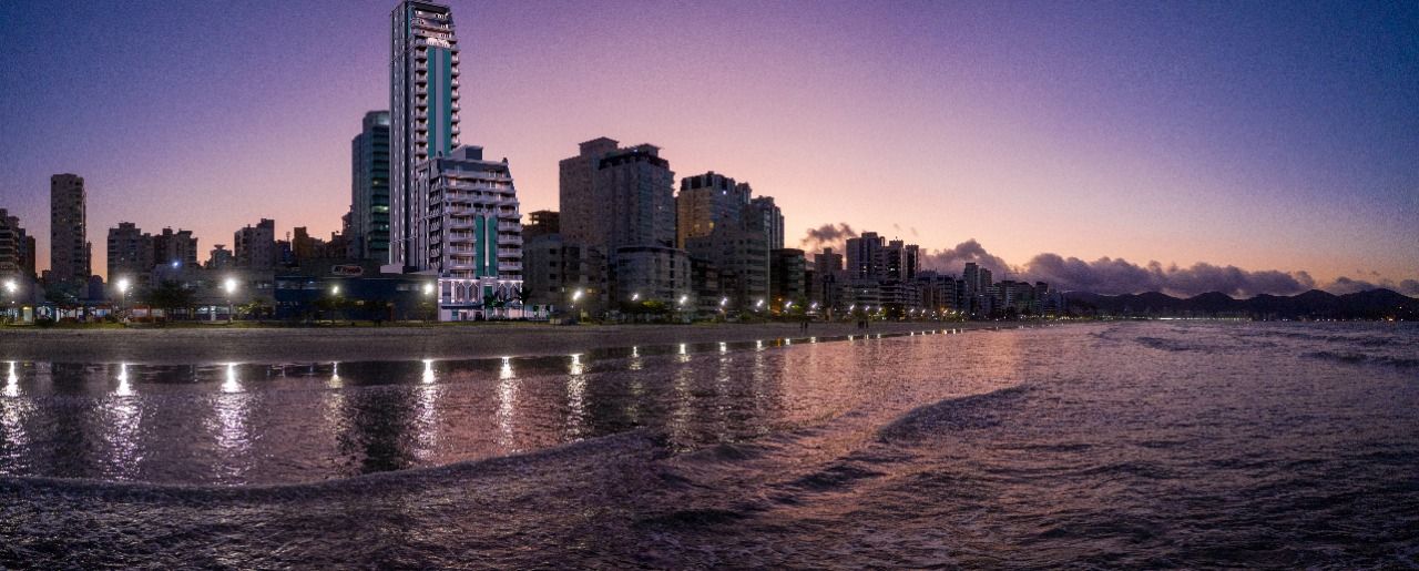Apartment Top, downtown Meia Praia, 100m from the sea.
