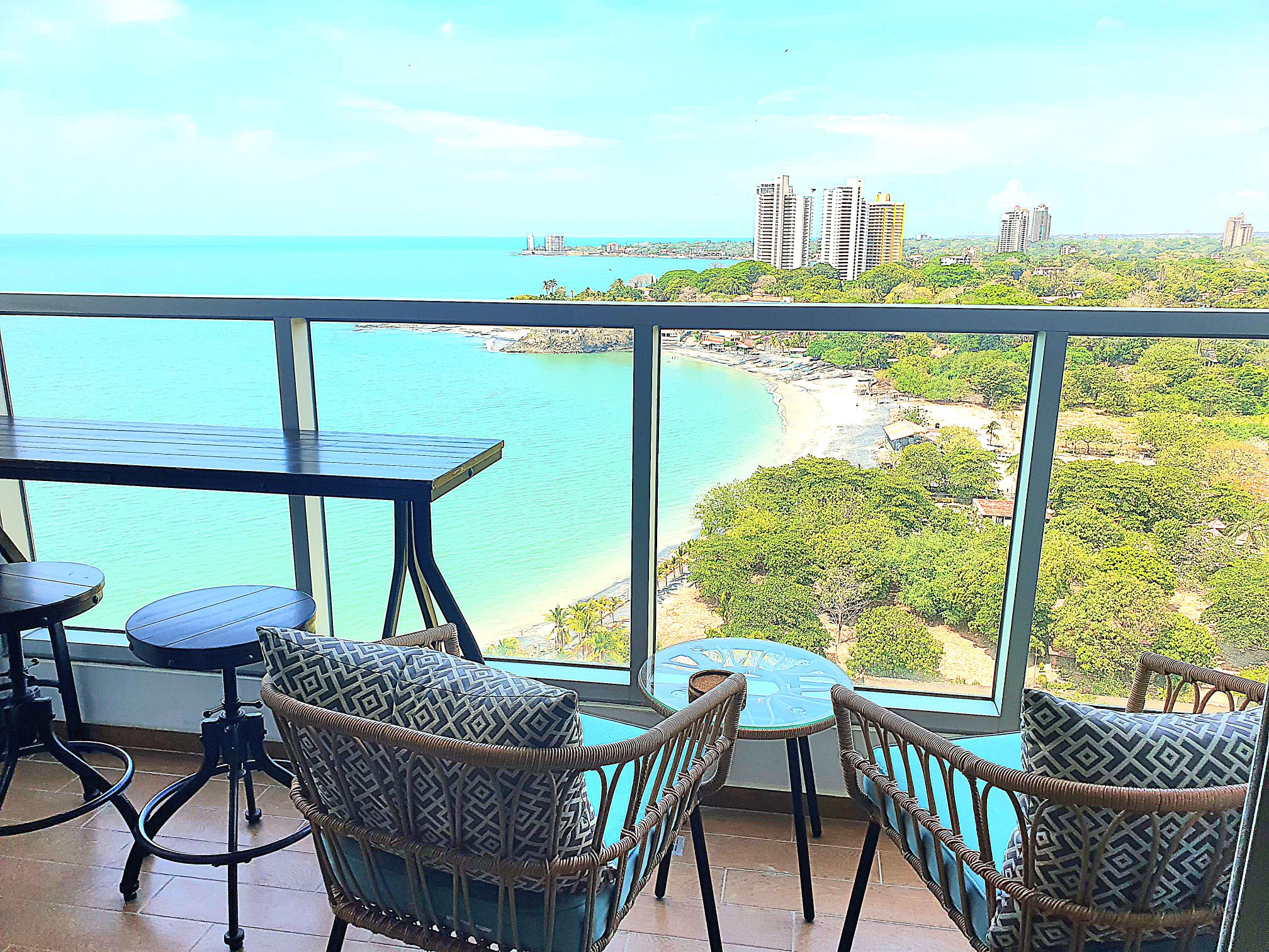 Apt 15th floor in front of the beach