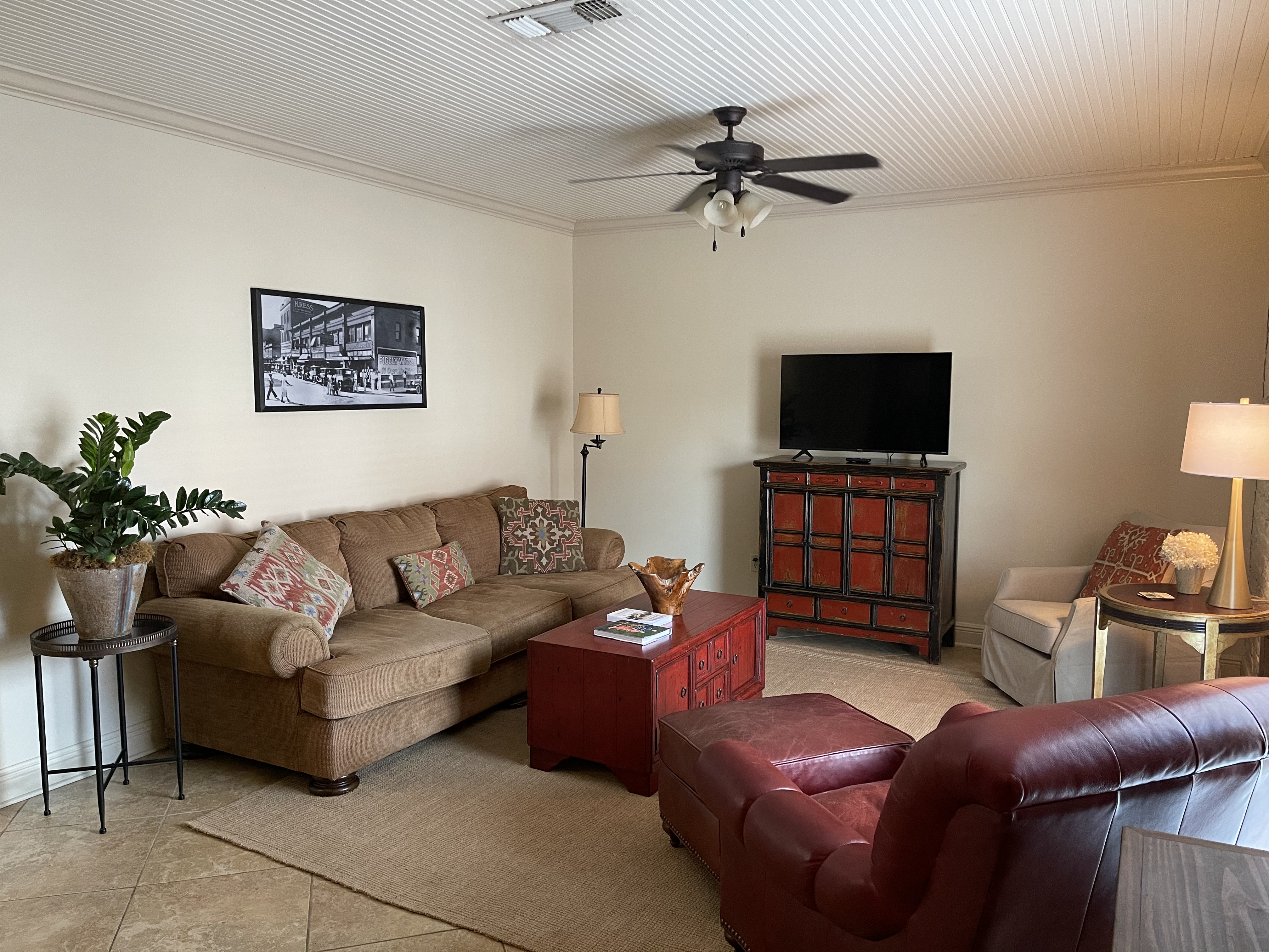 Location is EVERYTHING❤️ Heart of Downtown, 2 BR