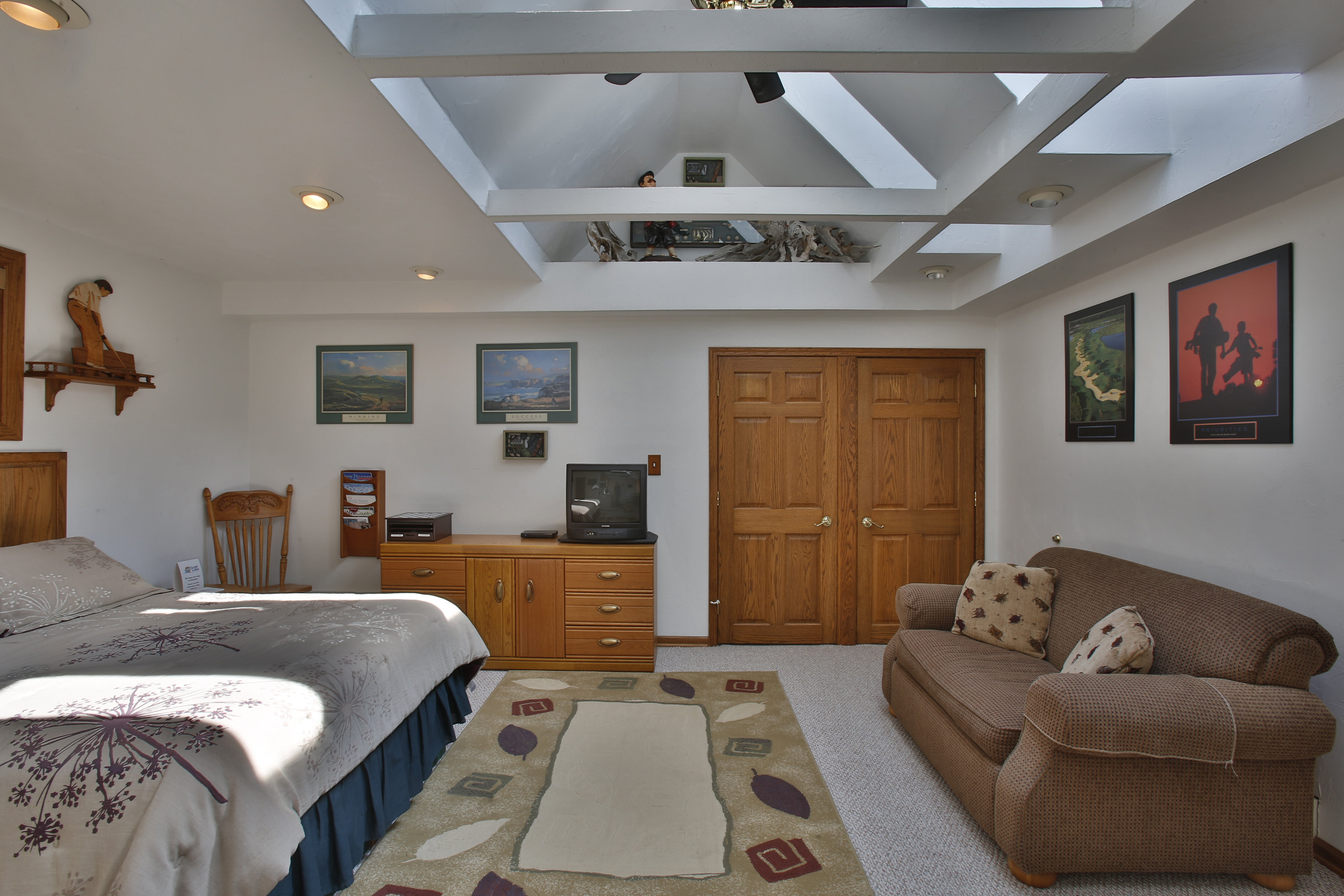 North Scott Lake Golf Theme Room Studio Apartment Apartments for Rent