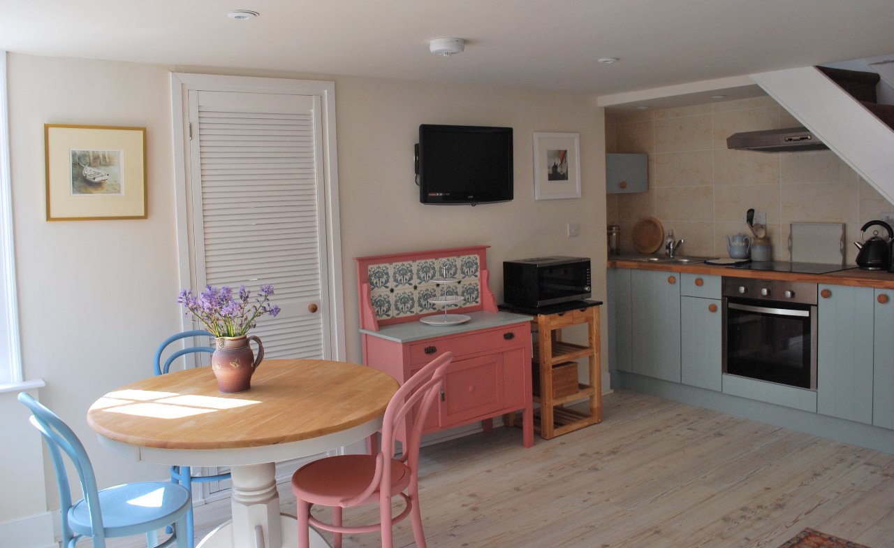 Cottage with parking 4mins easy walk to harbour.