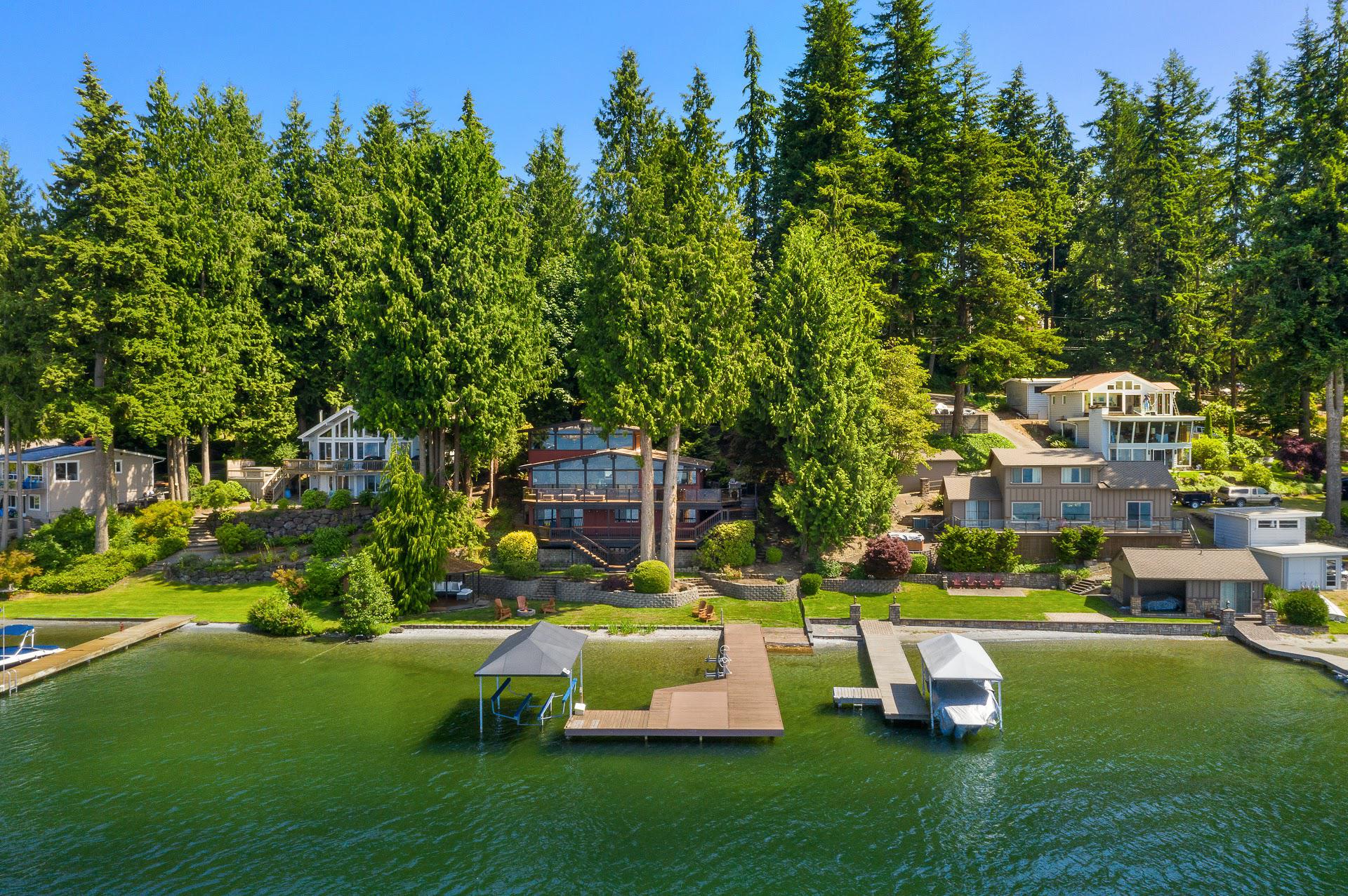 Stunning Pacific NW Lakehouse on 100' waterfront! Cabins for Rent in
