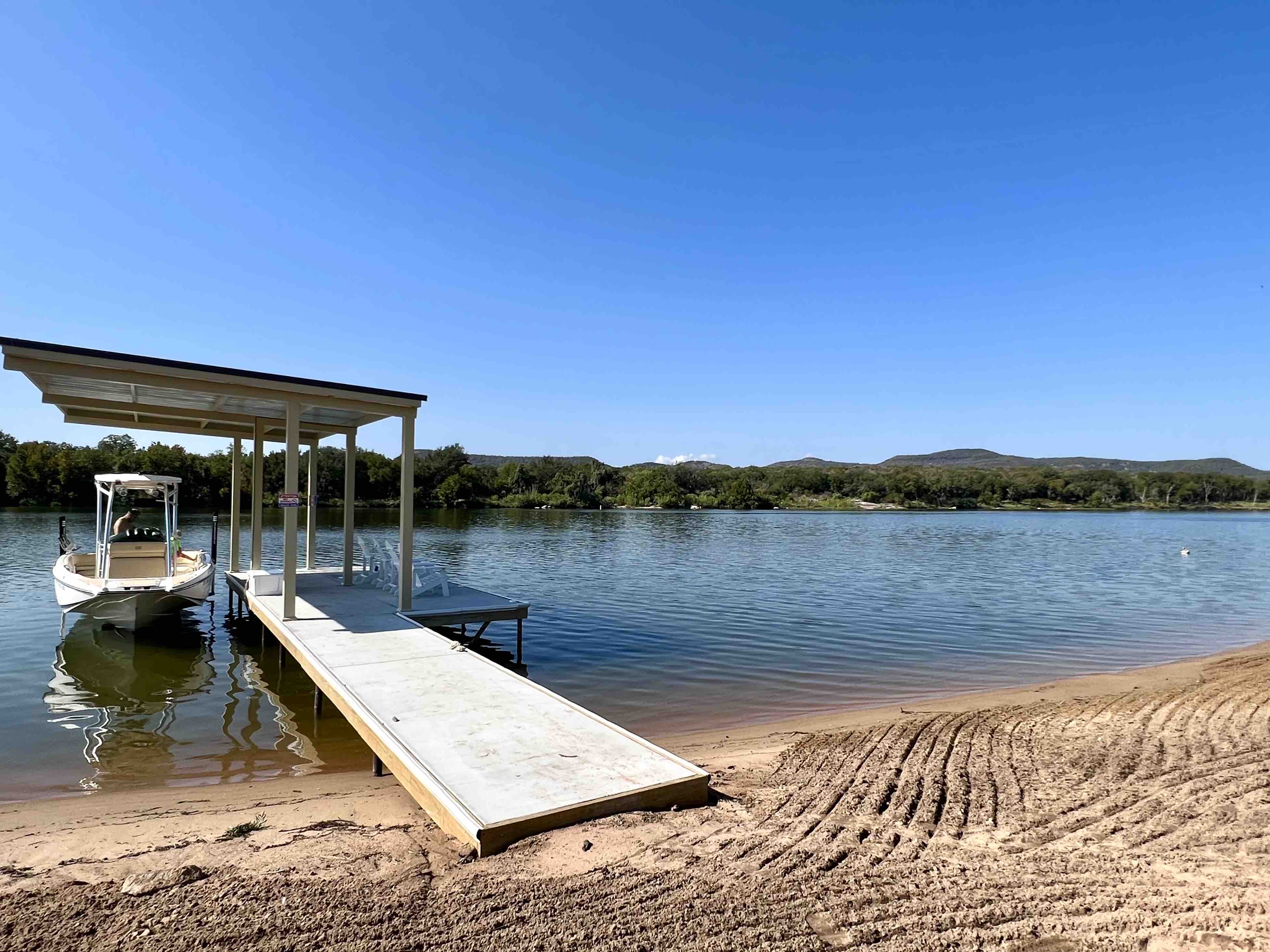 Lake LBJ• private sand beach entry• 11 beds