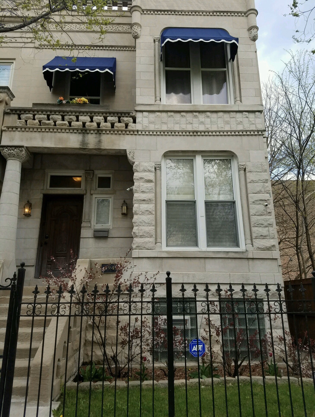 Beautiful, Spacious Historic Greystone Unit. in Grand Boulevard, Chicago