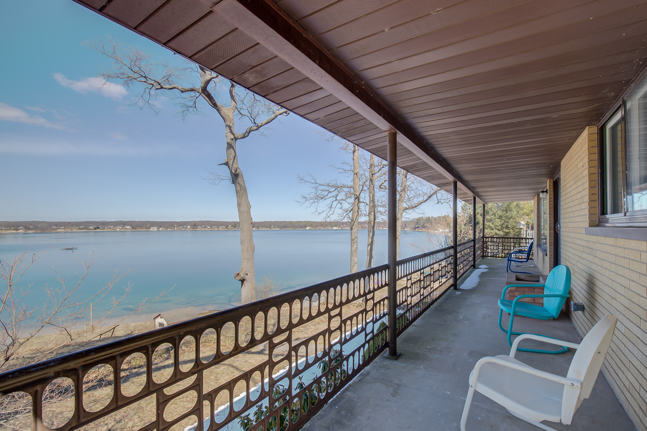 MidCentury Modern Lake House on Wolf Lake! Cottages for Rent in