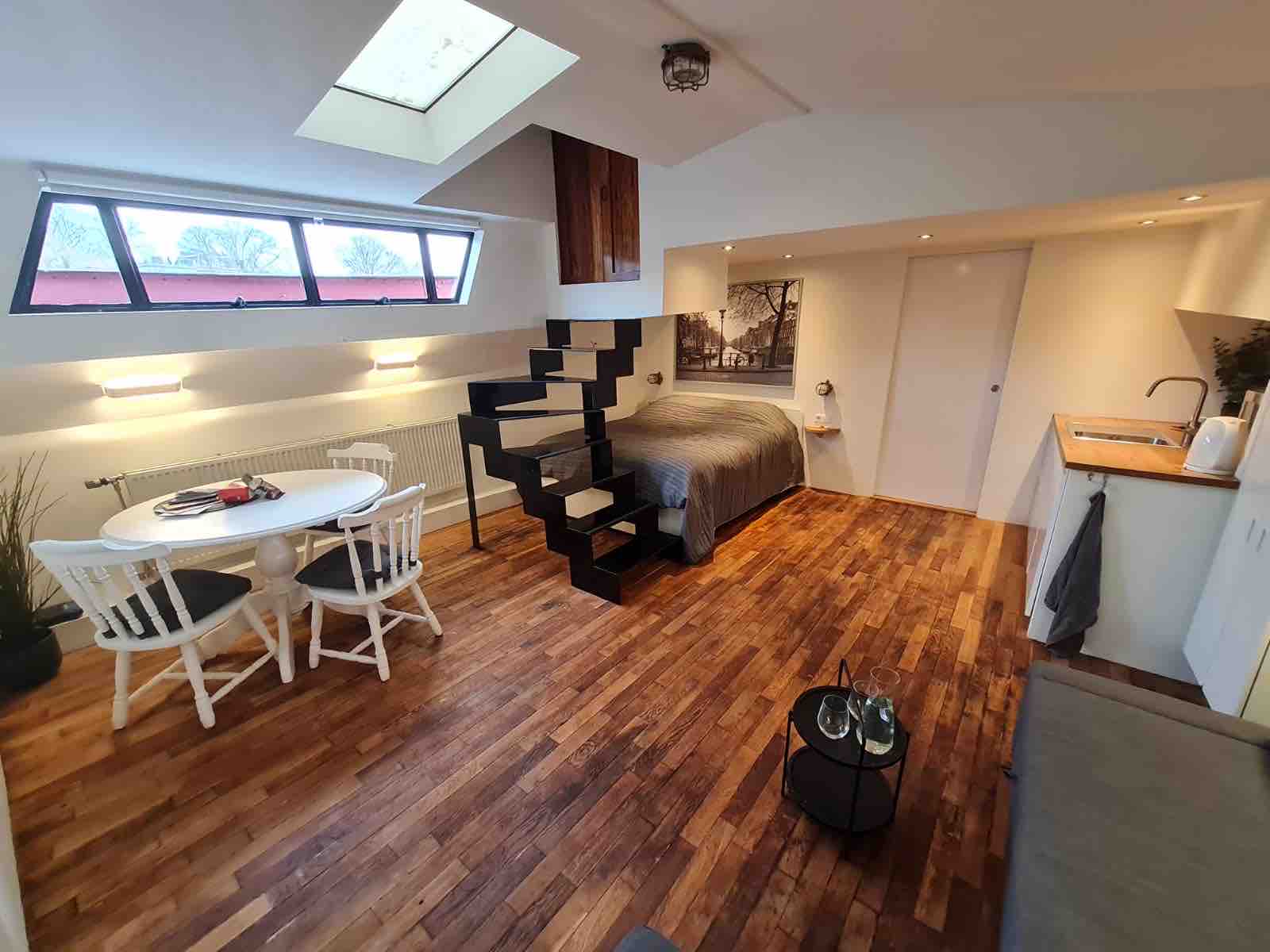 Private studio on houseboat close to city center — Amsterdam stay
