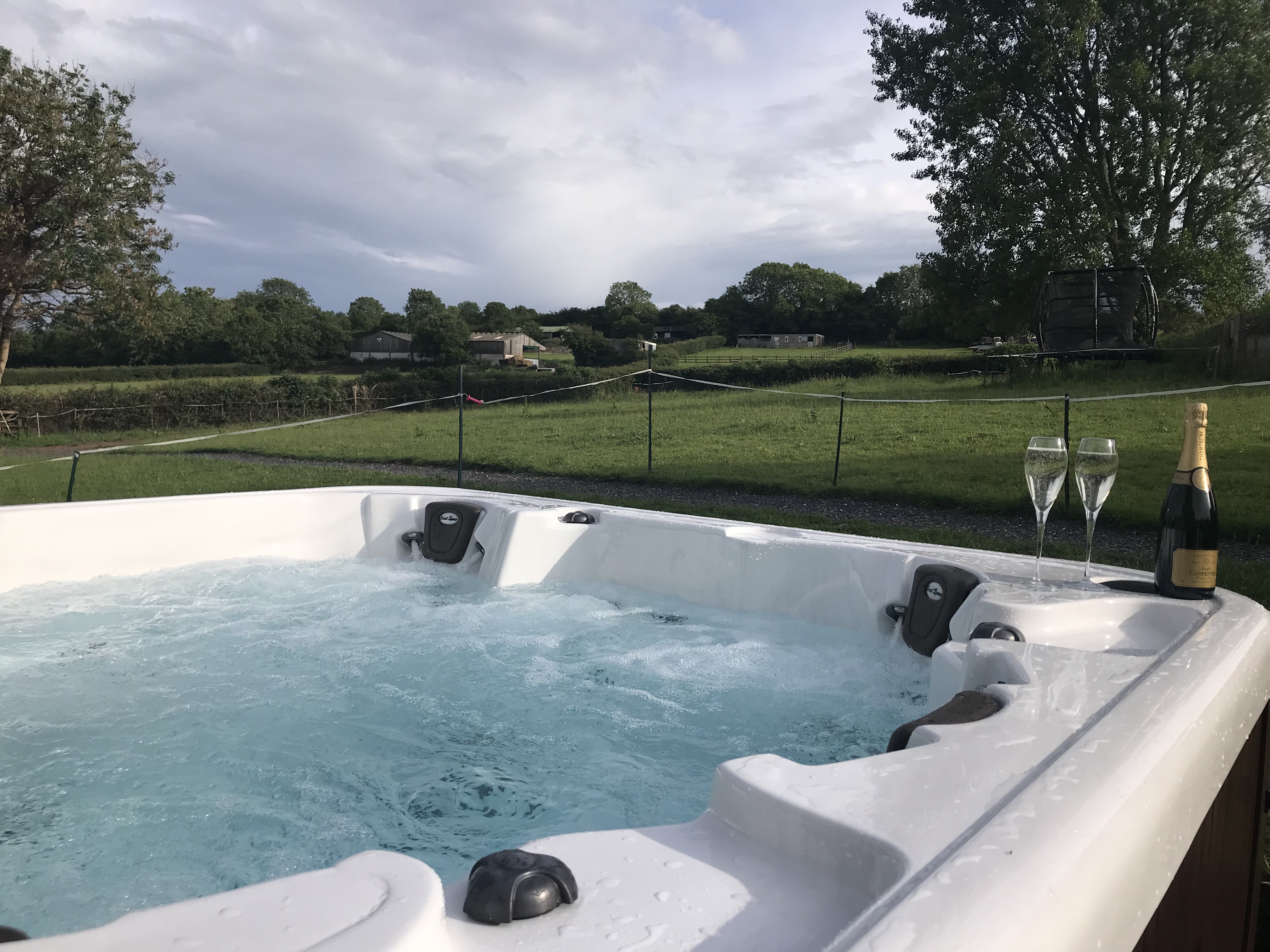 Watch planes✈️ from hot tub by Bristol Airport 🥂