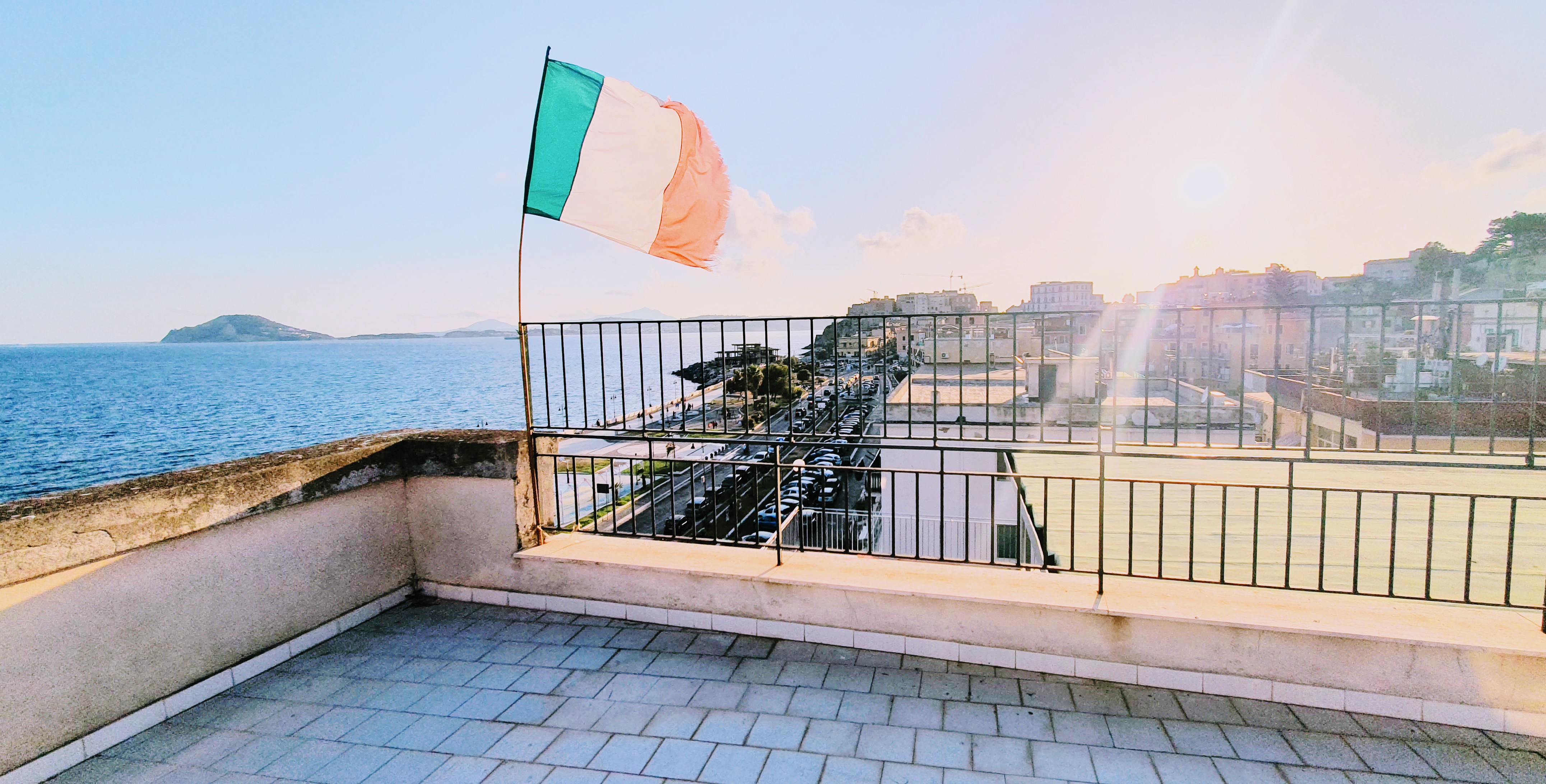 Renovated apt + balcony+ Panoramic rooftop + AC=❤️