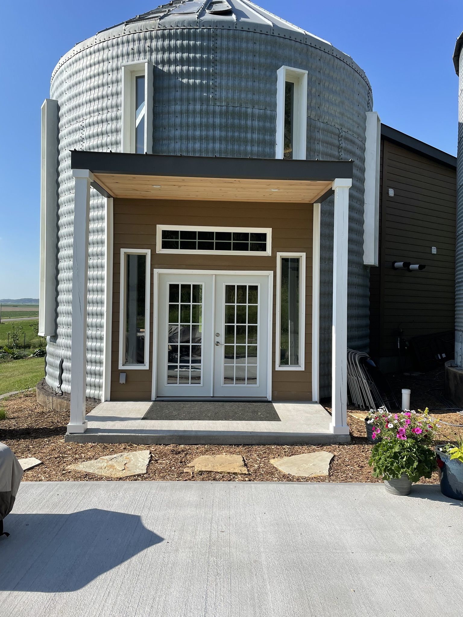 Grain Bin Getaway Tiny houses for Rent in Missouri Valley, Iowa