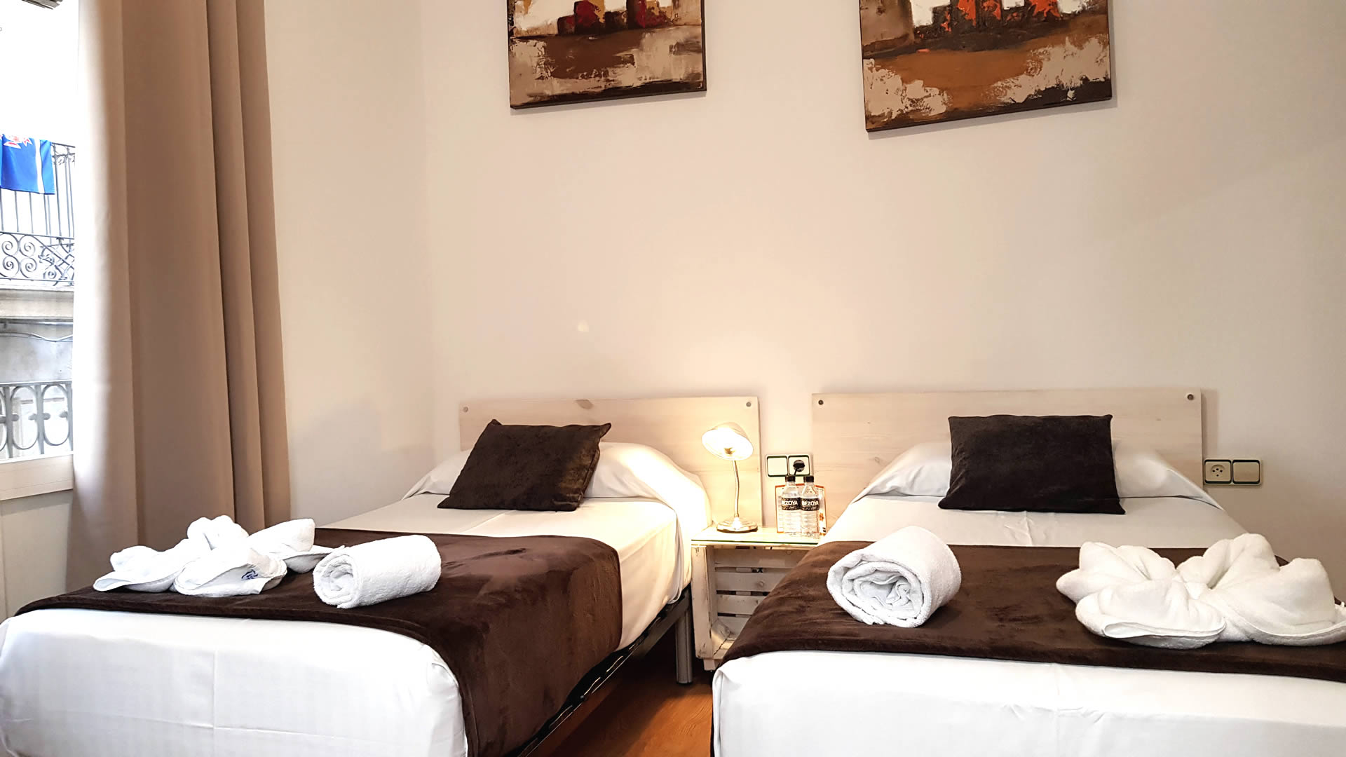 Twin Room with Shared Bathroom and Private Shower