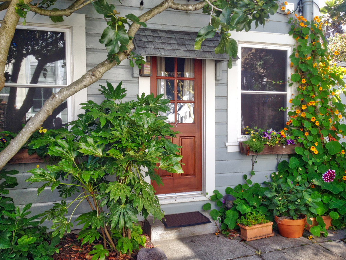 Private Garden Cottage behind lovely Victorian