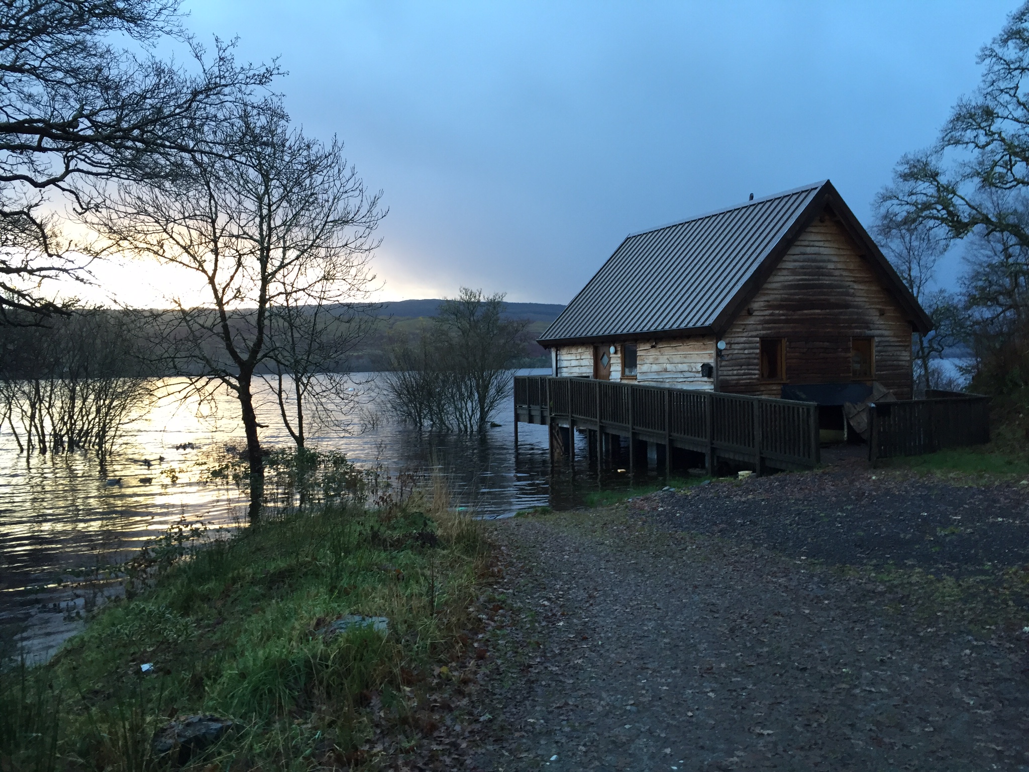Lochside Log Cabin with Hot Tub Cabins for Rent in Dalavich, Scotland