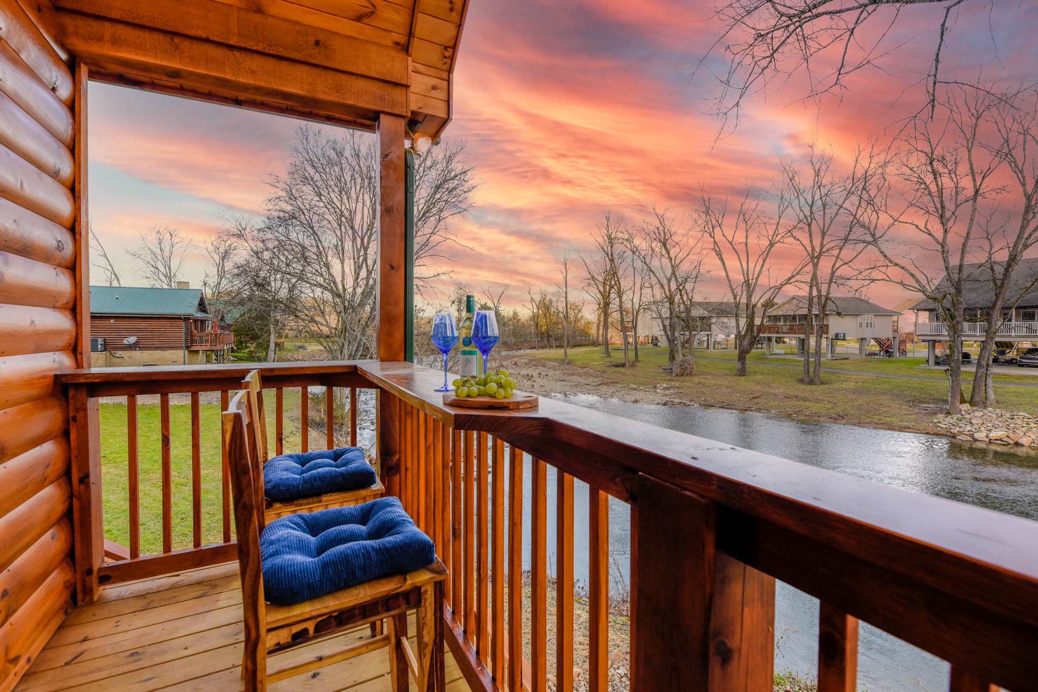 DUCK DUCK GOOSE Luxury Riverfront cabin KING BED Cabins for Rent in