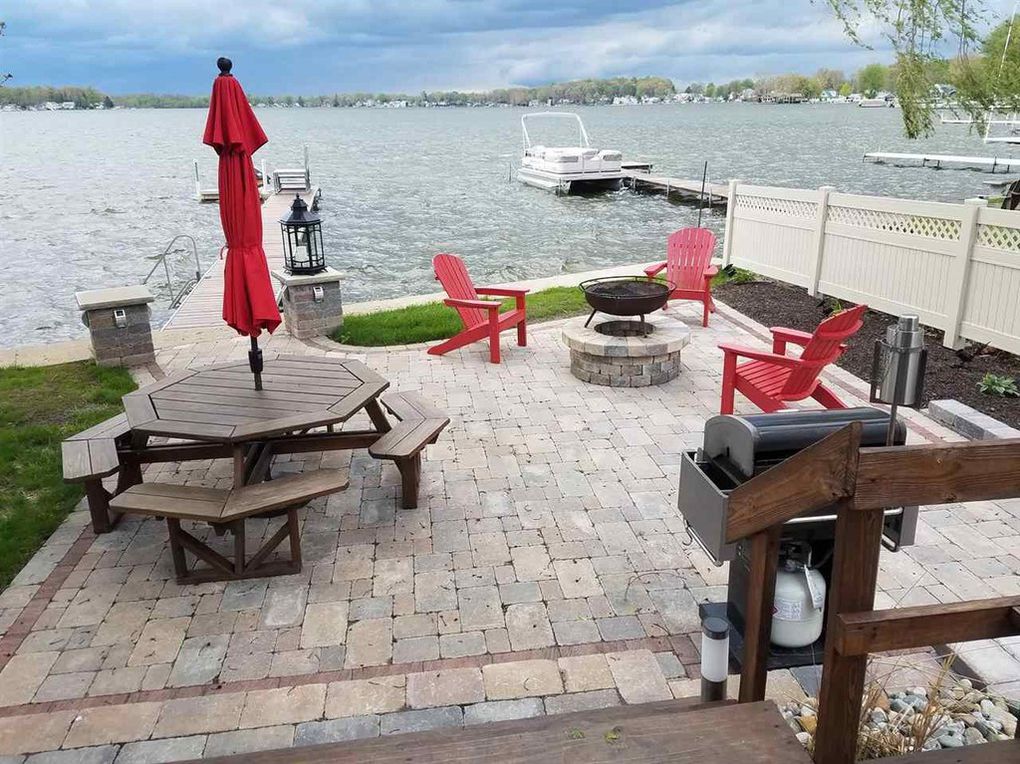 Adams Lake GEM Setter Sundown CottageBest Views Cottages for Rent