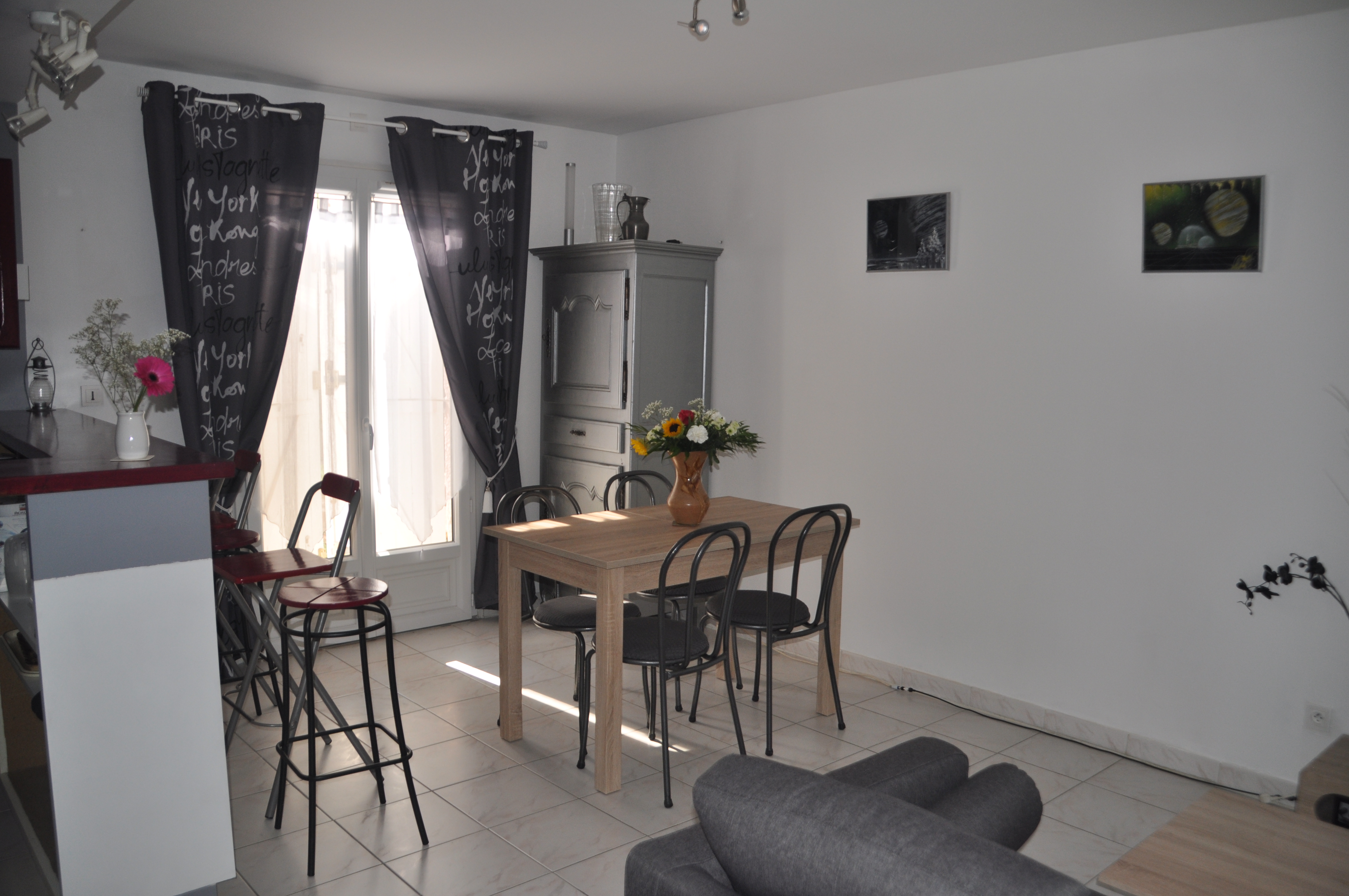 Villeneuve les Mag: private apartment within villa