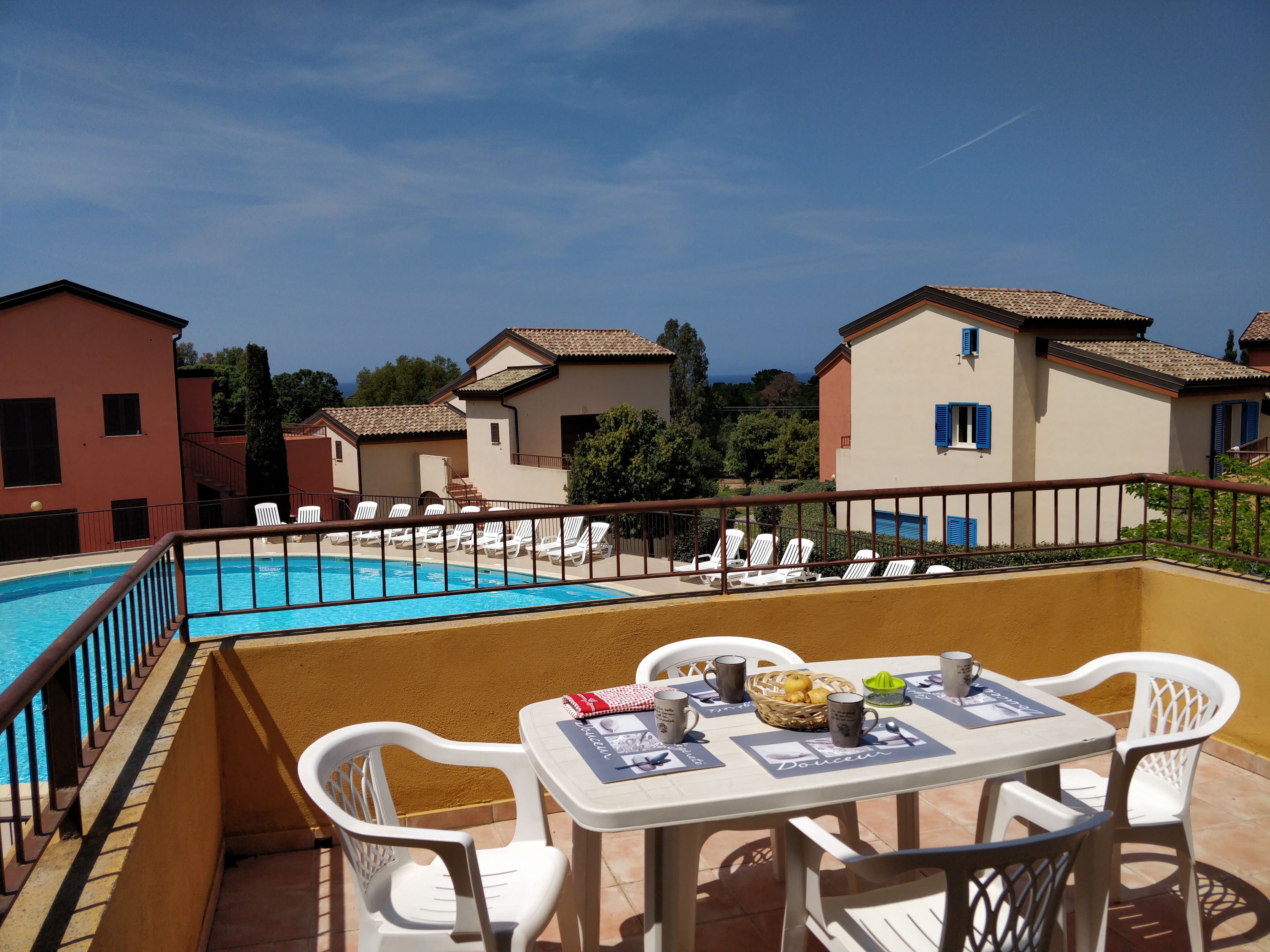 Air-conditioned 6P apartment, swimming pool, Lozari beach