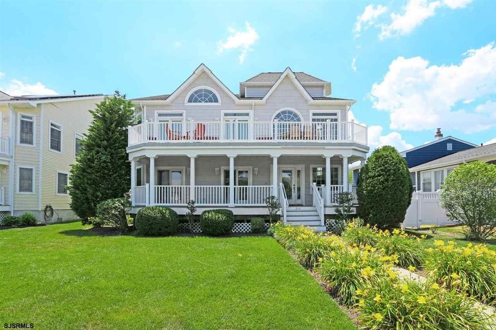 1.5 blocks from beach! Large home, great for fams!