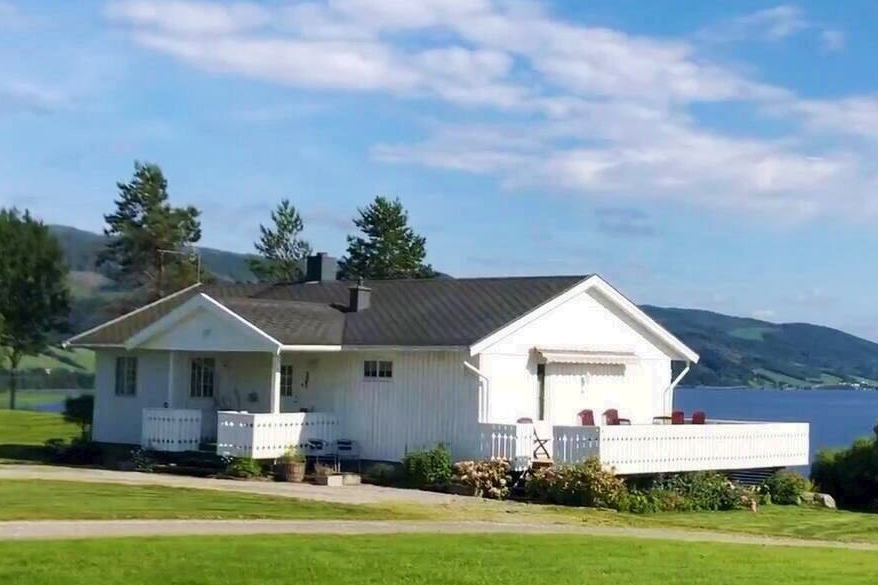 Idyll by the water - House with activity room and beach