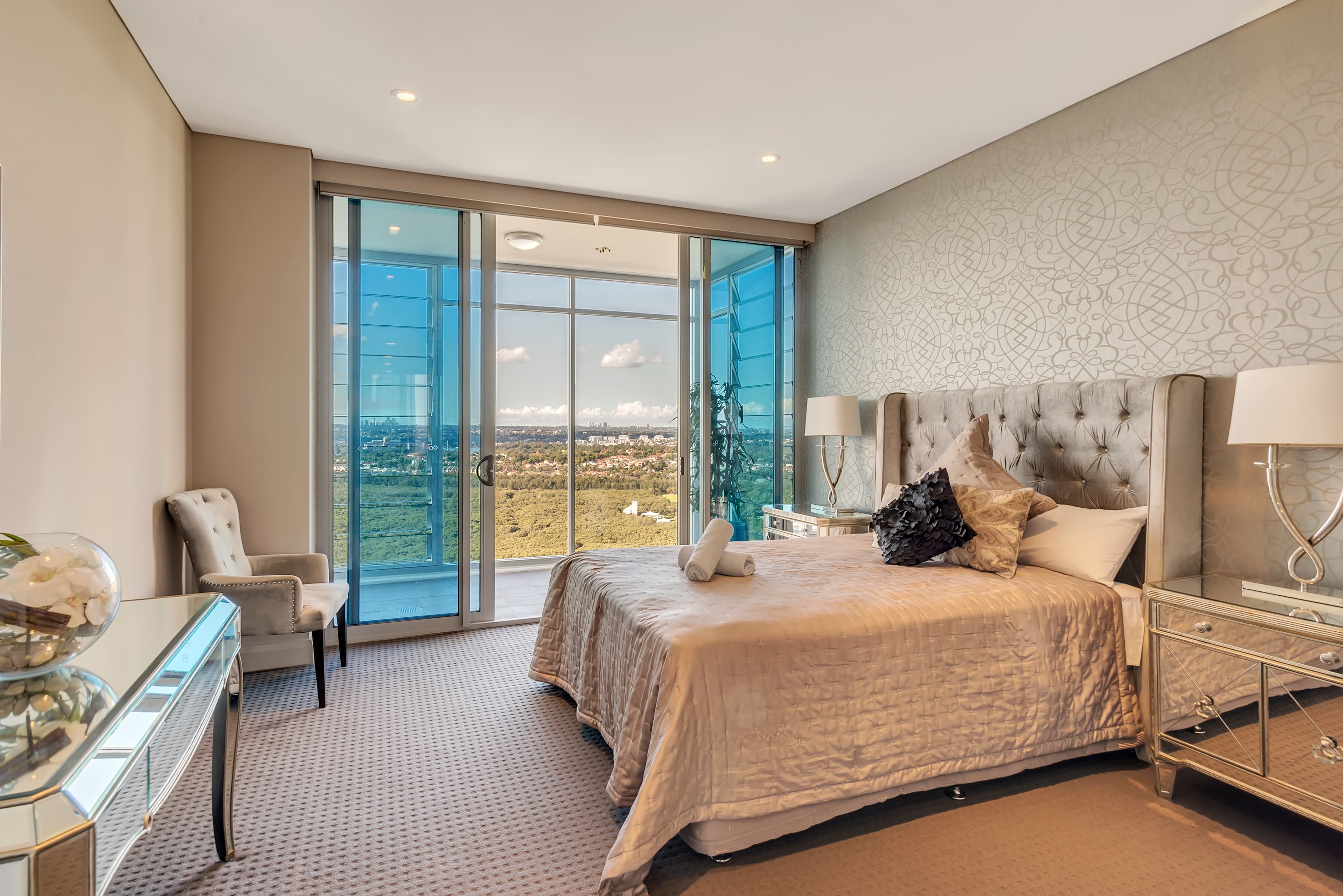 The View Penthouse: 4 Bedrooms in Olympic Park