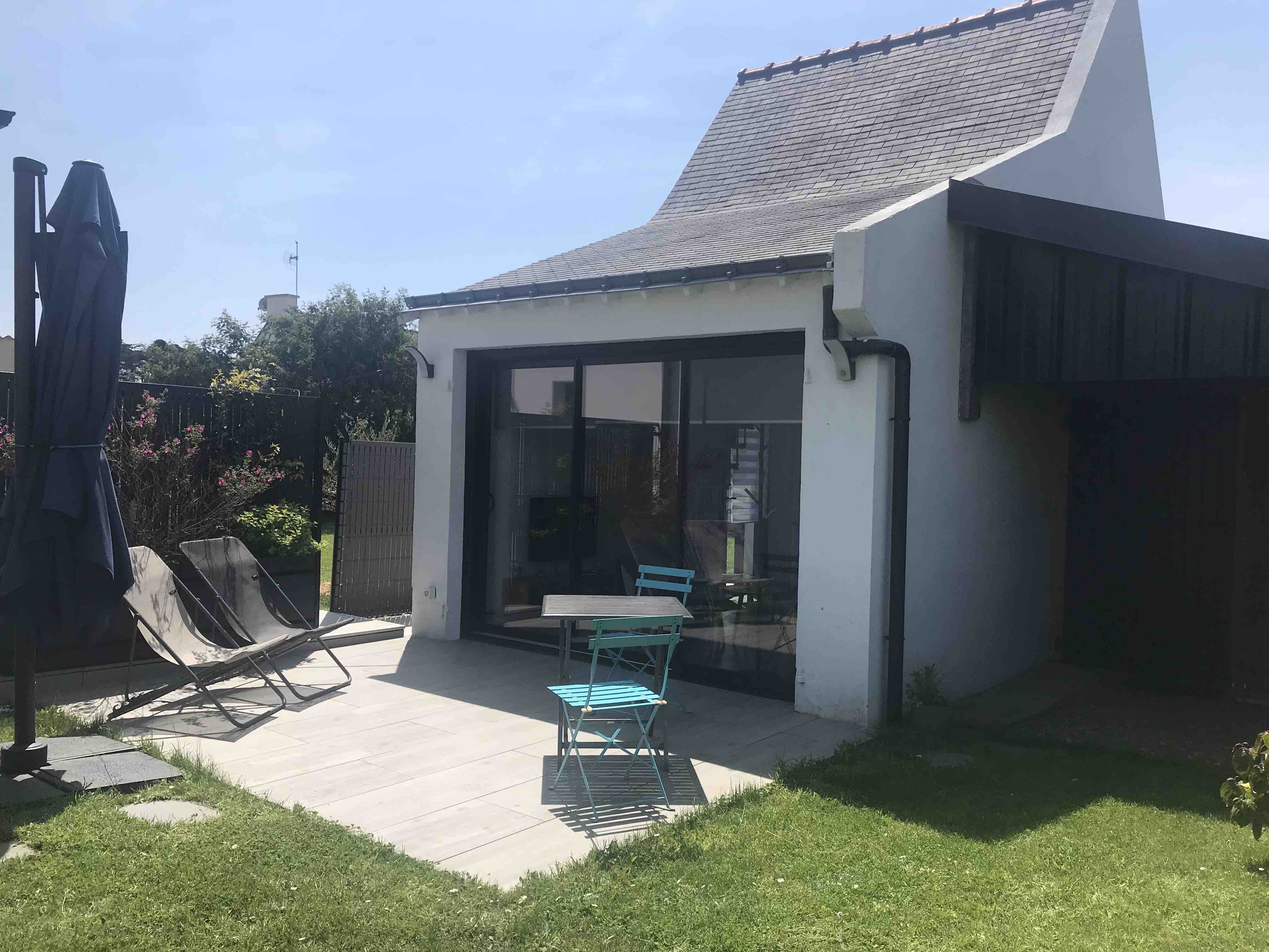 Small new loft, bright 5’ walk from the beach