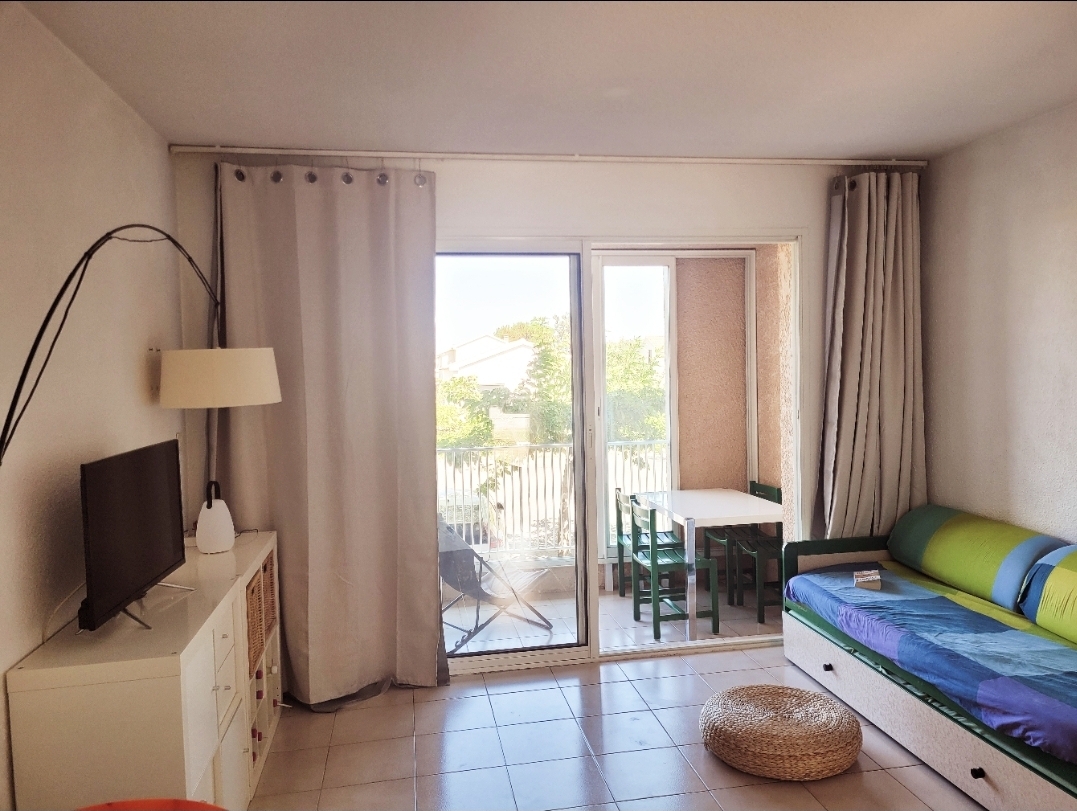 Small property in seaside residence