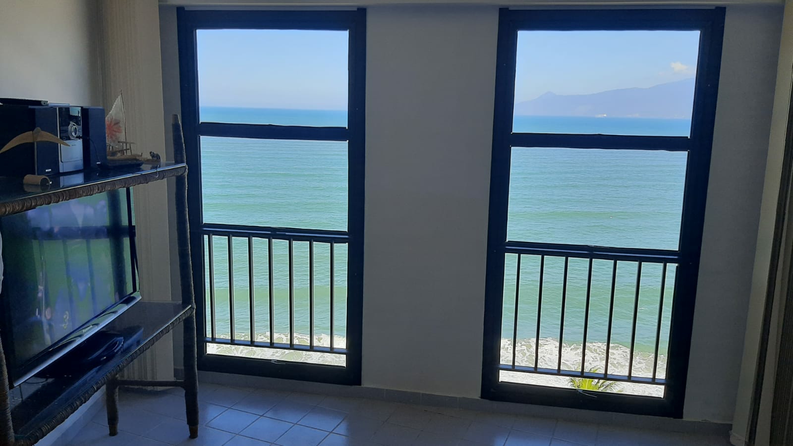 Apartment on the avenue of Martim de Sá beach on the 11th floor with endless view to the sea in every room.
No 3o. kiosk near prainha.
Village sits on the beach listening to waves crashing and kiosk music.
With an adult and children's pool.