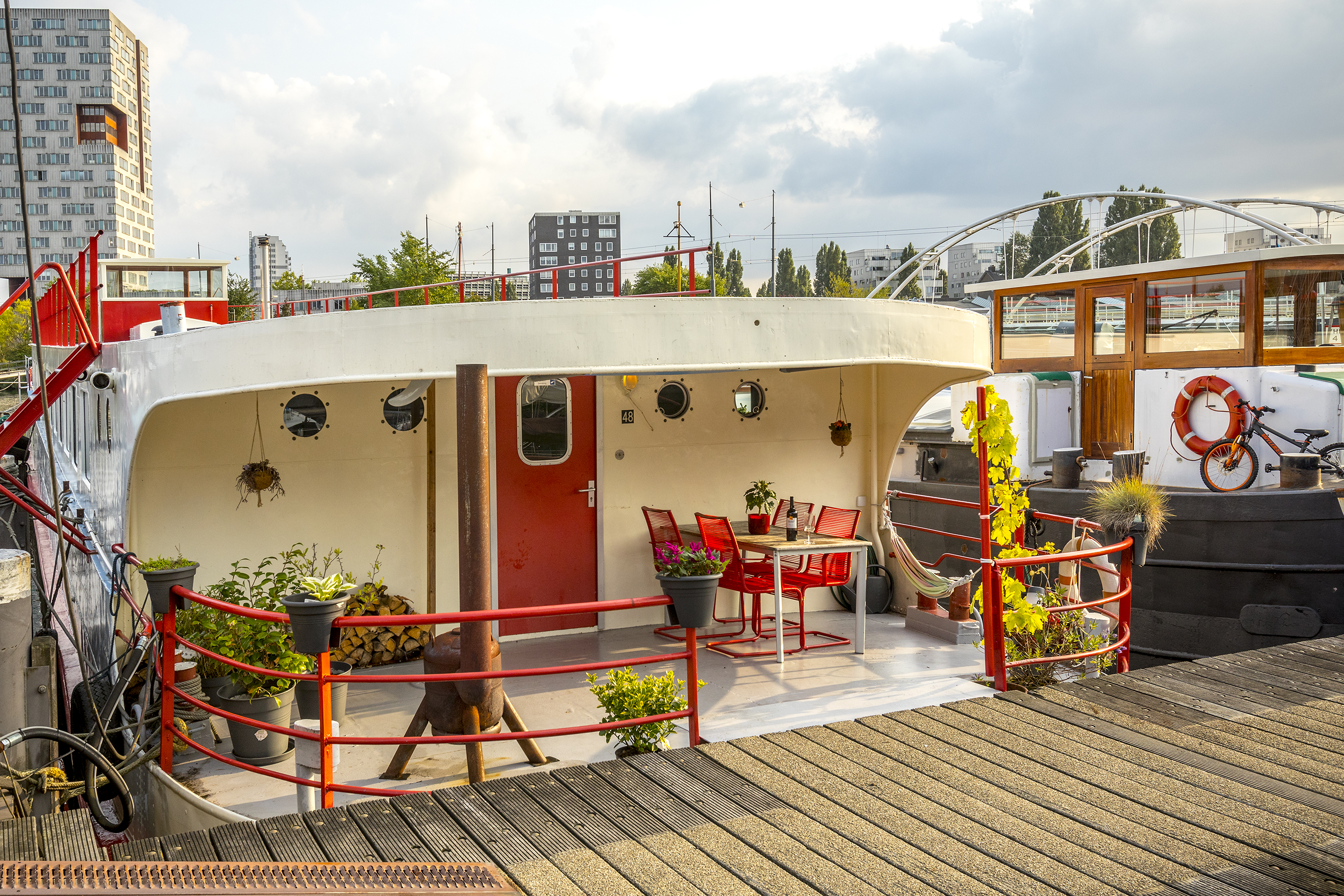 Light design houseboat apt. 10 min from station — Amsterdam stay