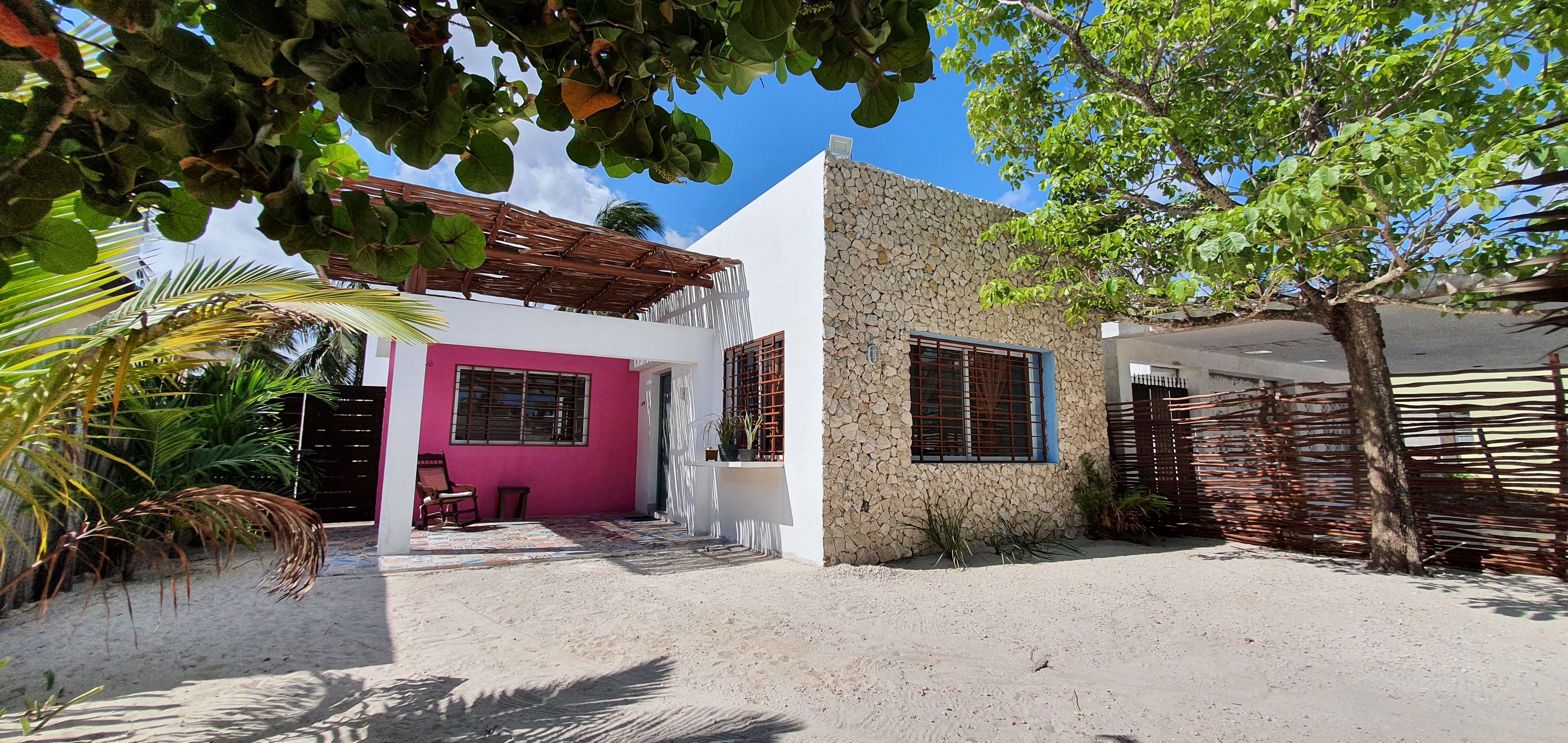Casa ni'che' (beach grapes).