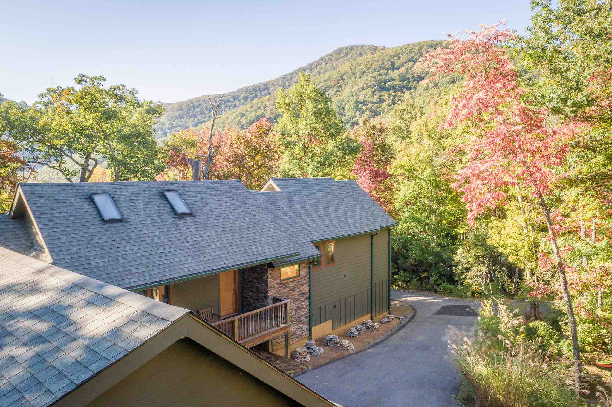 Luxury Mountain View near Asheville Chalets for Rent in Black