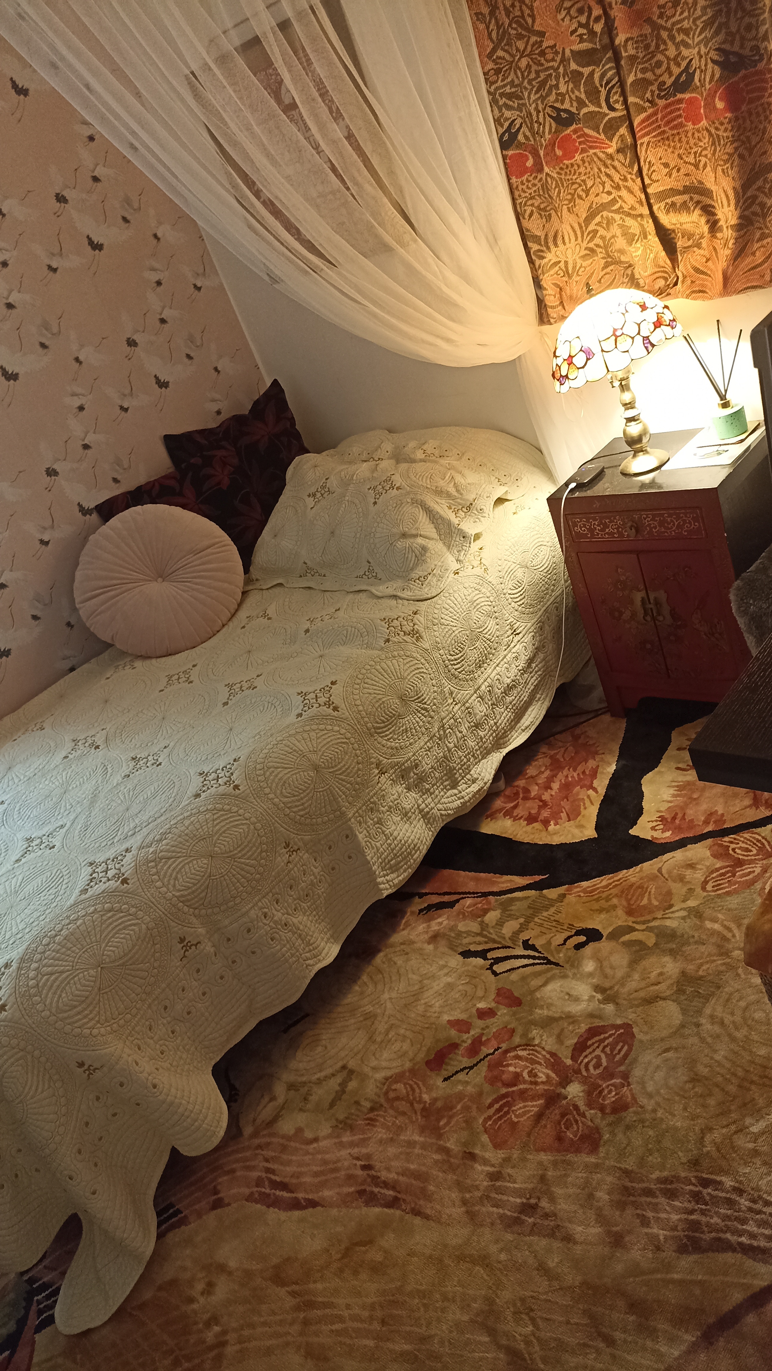 Lamma romantic cozy room w/rooftop.