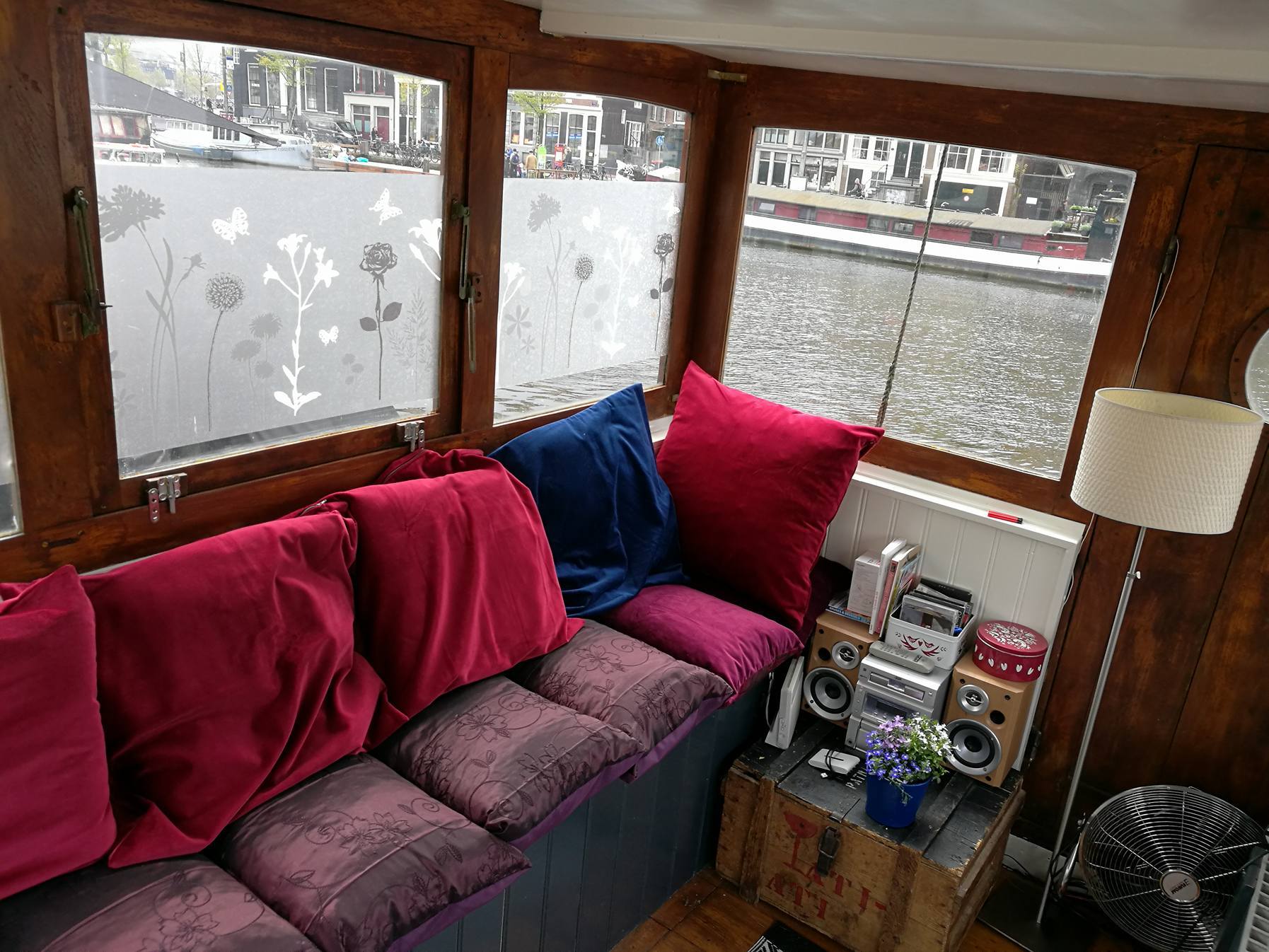 Houseboat in centre of Amsterdam with riverview — Amsterdam stay