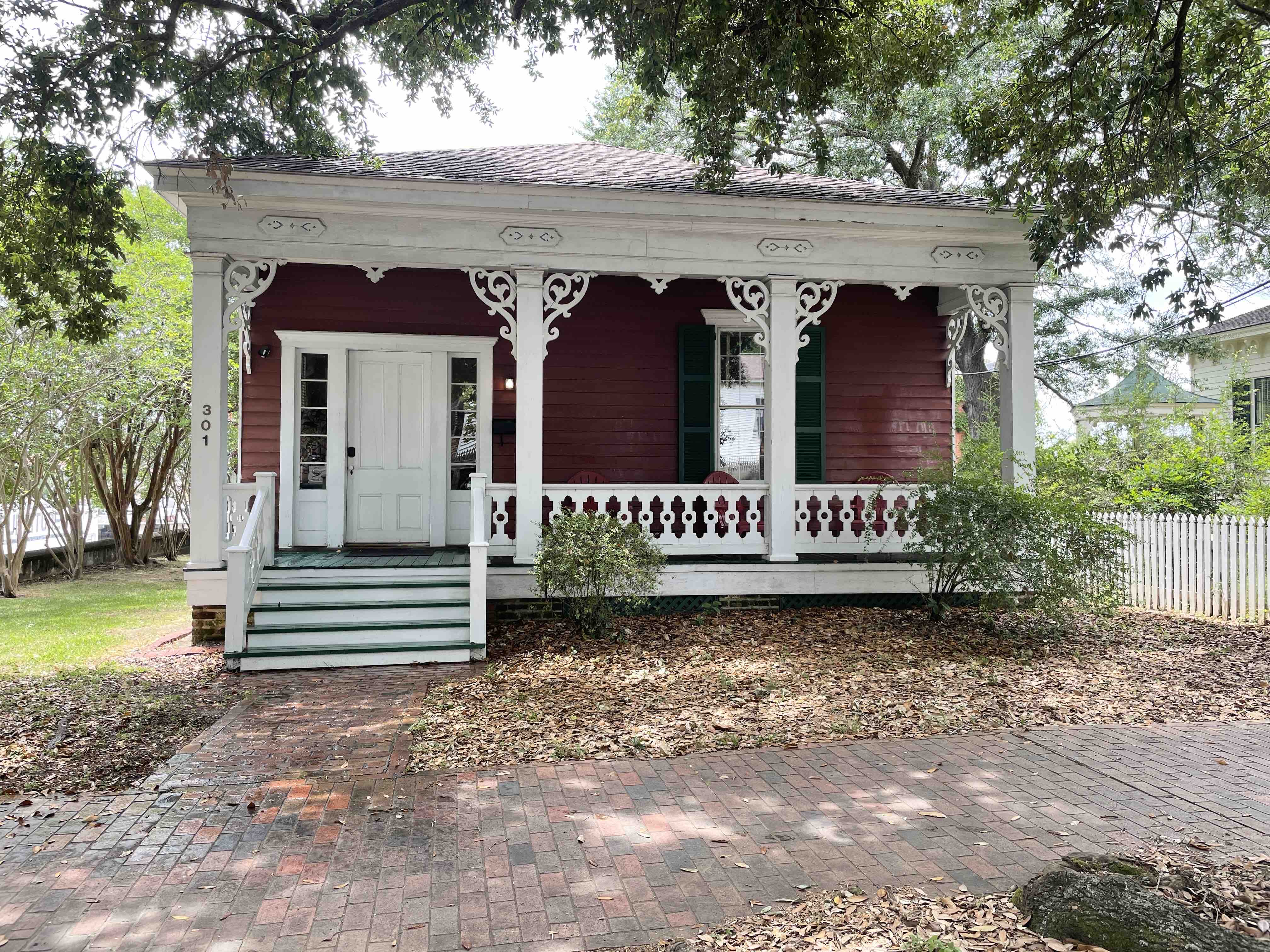 Downtown Historic Bush Cottage* Pet Friendly* Cottages for Rent in