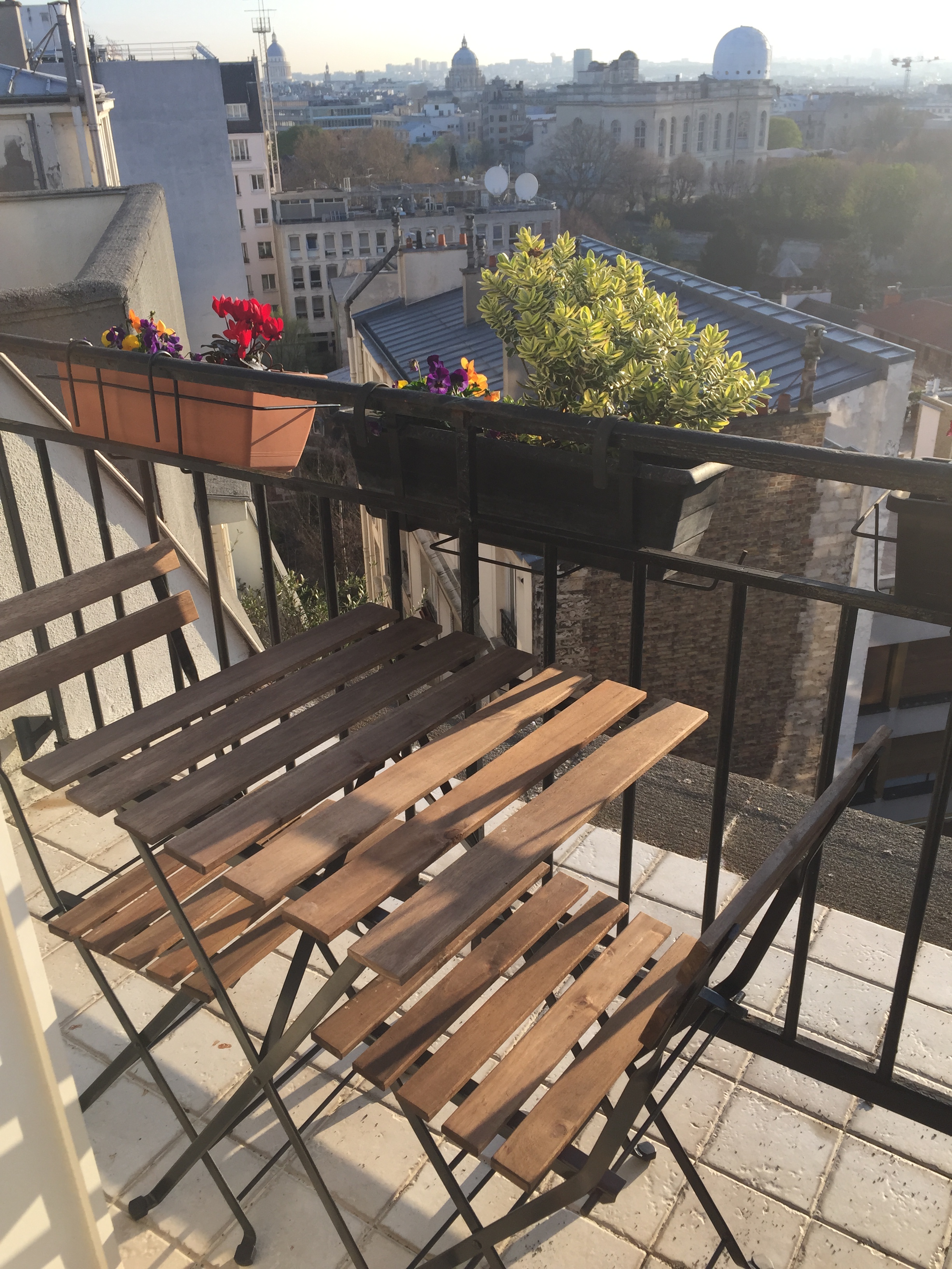 Quiet studio with a terrace over the roofs of Paris