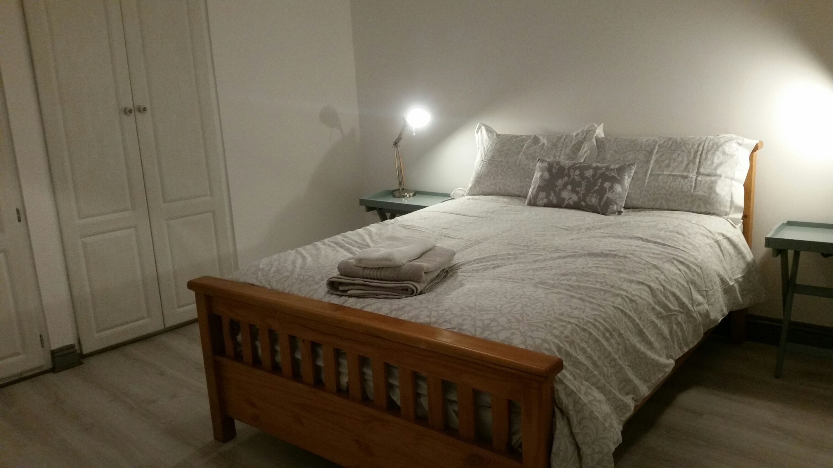 Spacious city centre apartment near Trinity. (G)