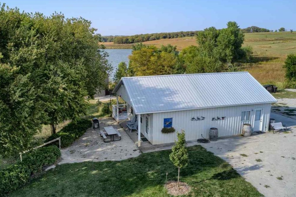 Vineyard Cottage with Lake view Cottages for Rent in Crab Orchard, Nebraska, United States