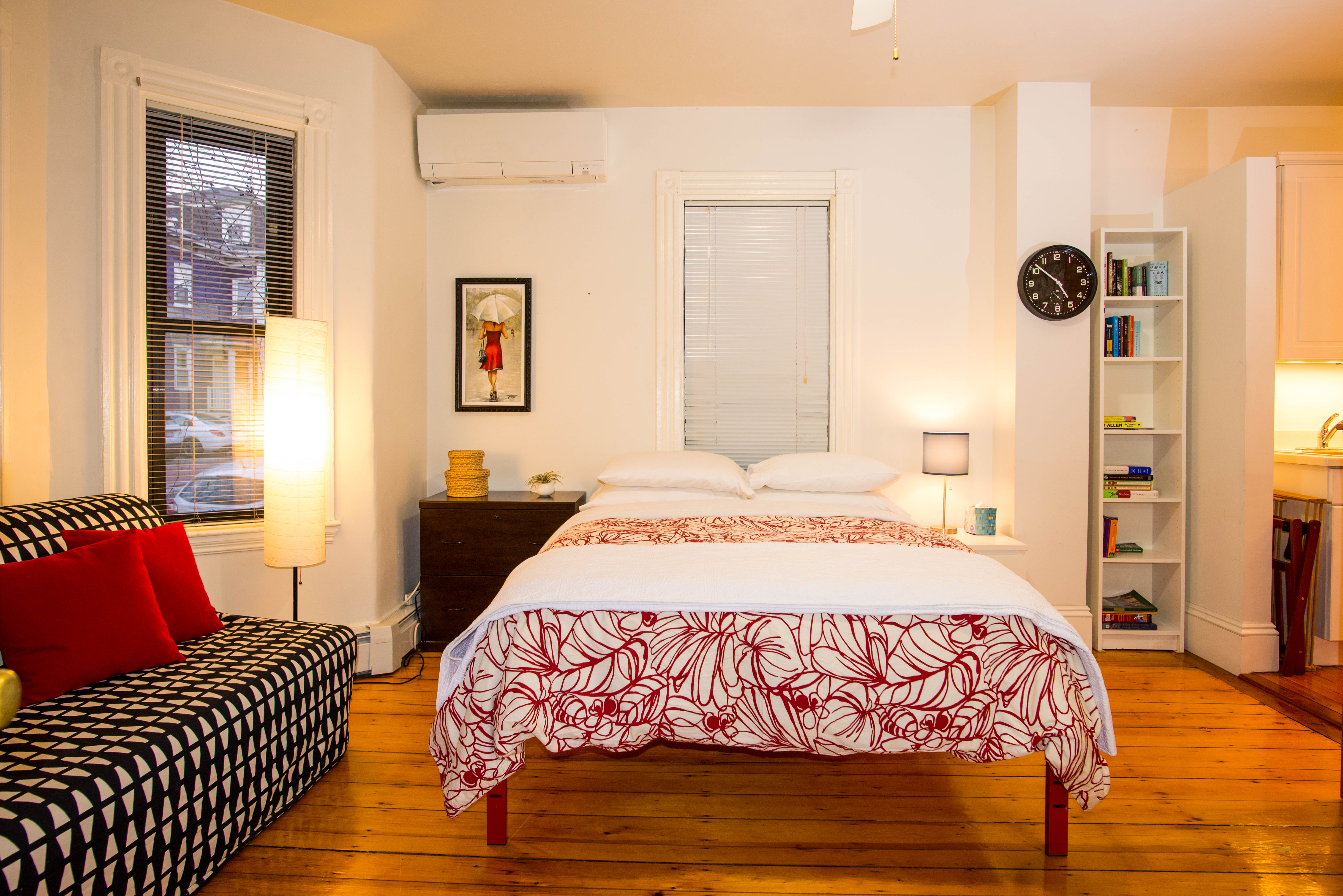 RiverSide Studio next to Harvard /MIT/BU w/parking in Riverside, Cambridge