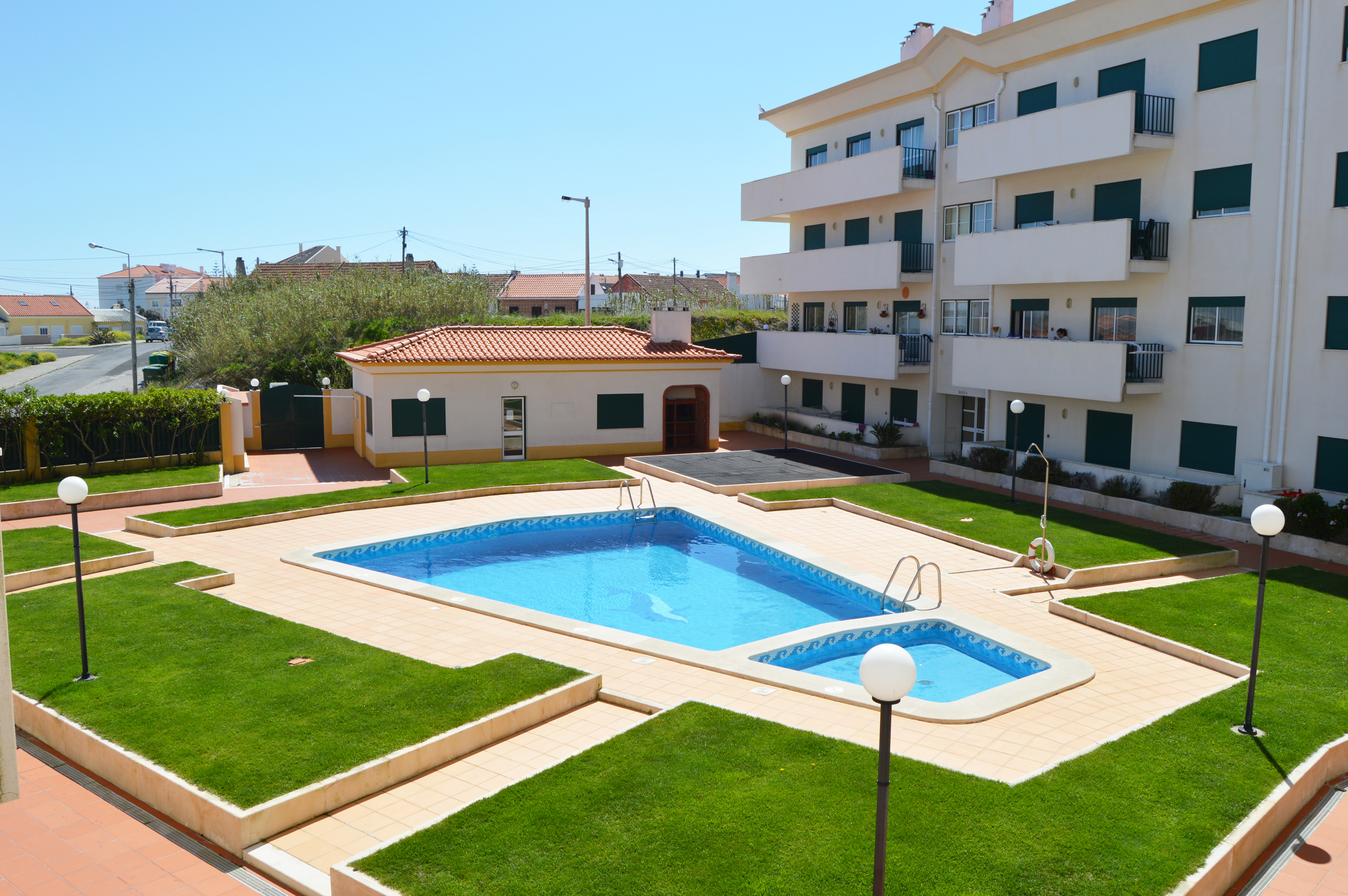 Peniche beach house @ swimming pool