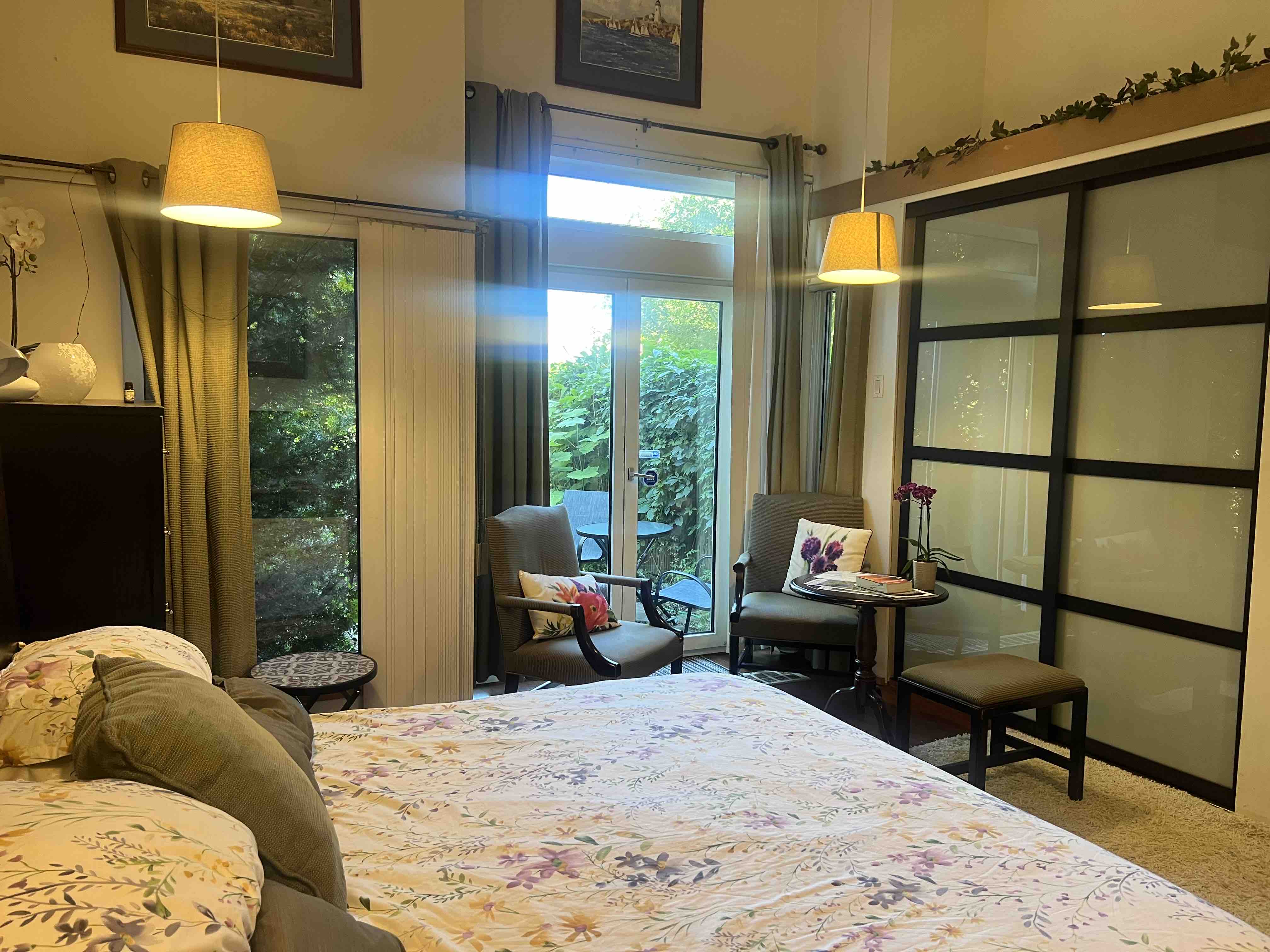 Bright Kingsize Suite, 1 block from Kits Beach!