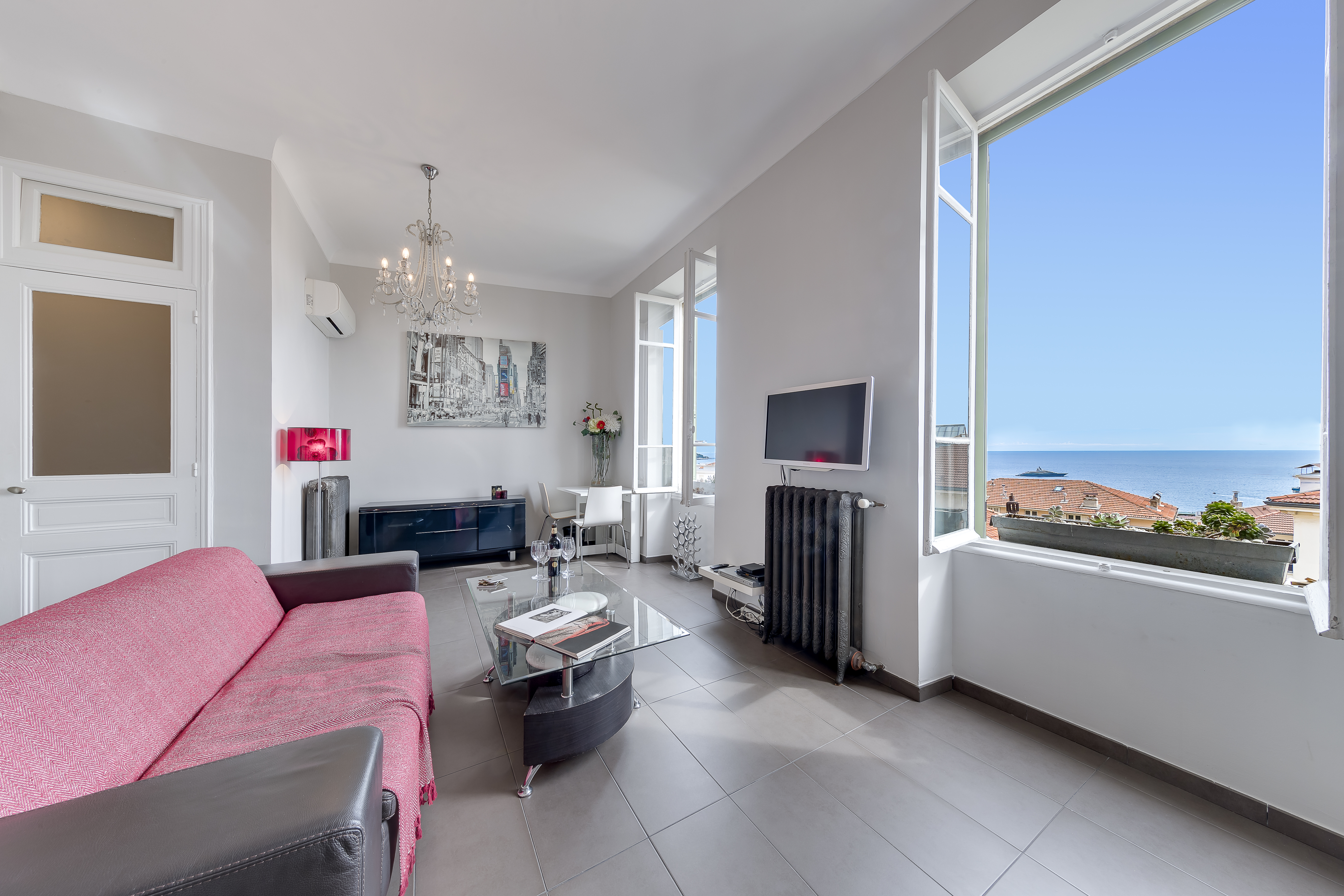 2 Double Beds! 5 Mins Walk GP & Casino! Seaview!