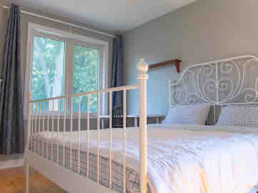 Walkable to subway&near airport, free parking