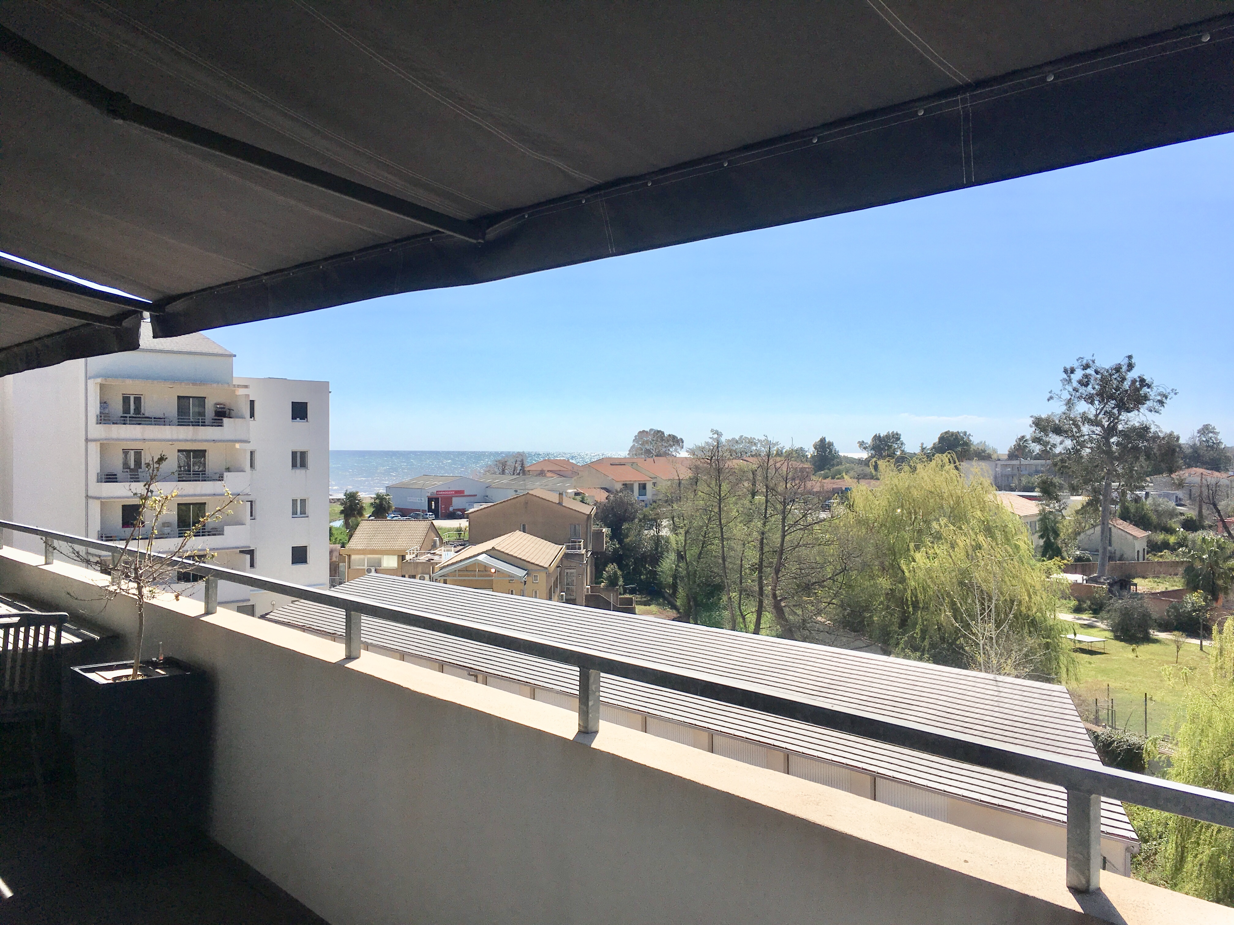 Apartment with terrace - 5-minute walk to the beach