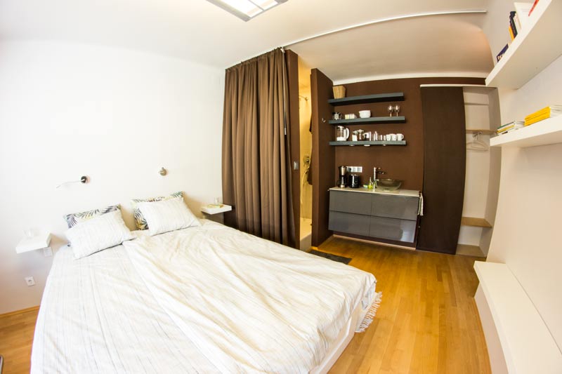 Modern room next door to Botanical Gardens