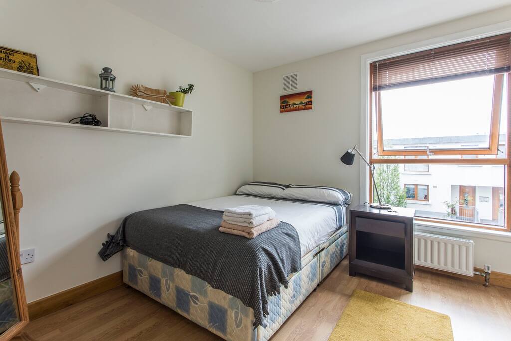 Private En-suite in warm & quiet apt (room only)