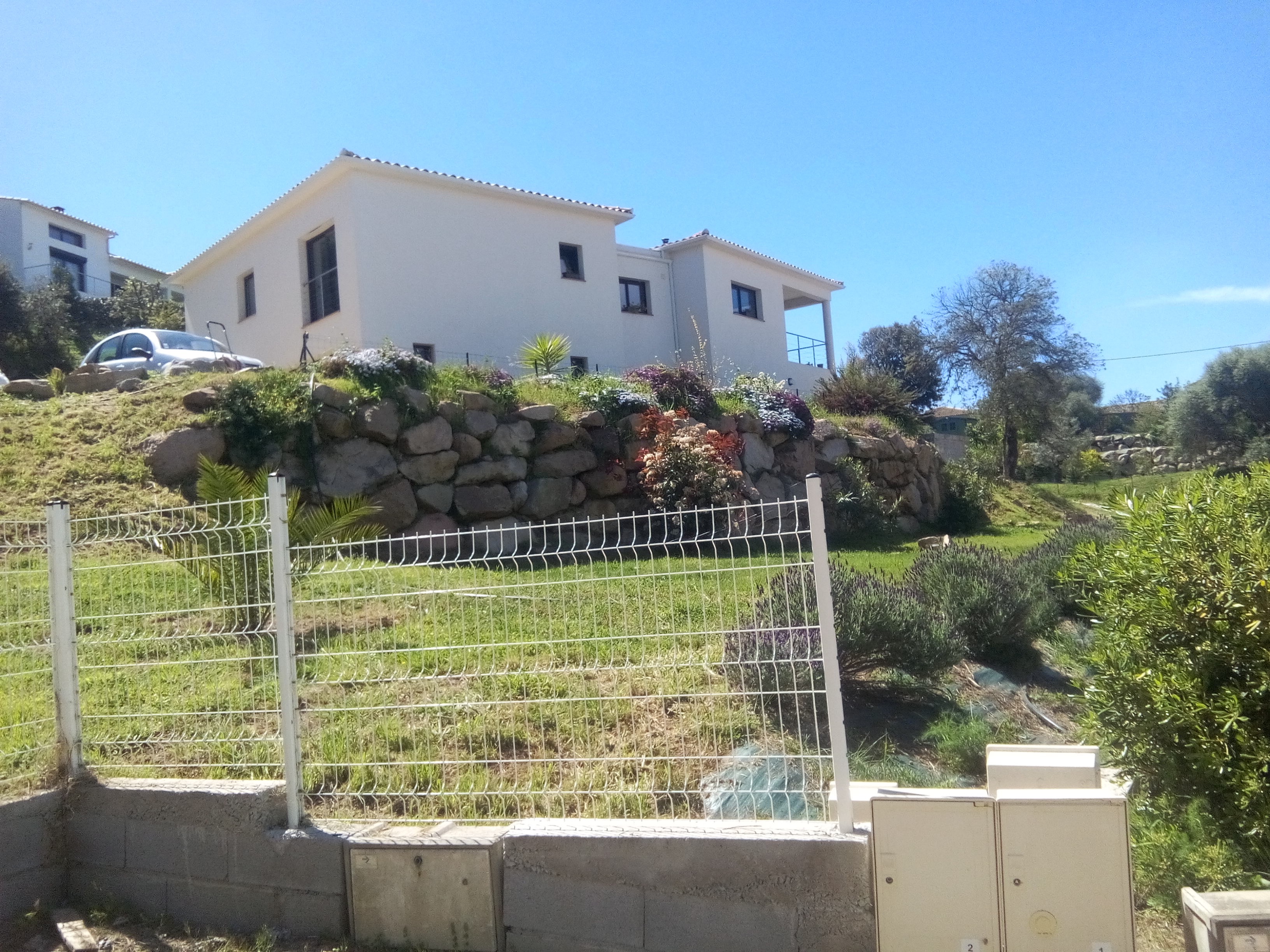 Quiet recent apartment, 10 min from beaches