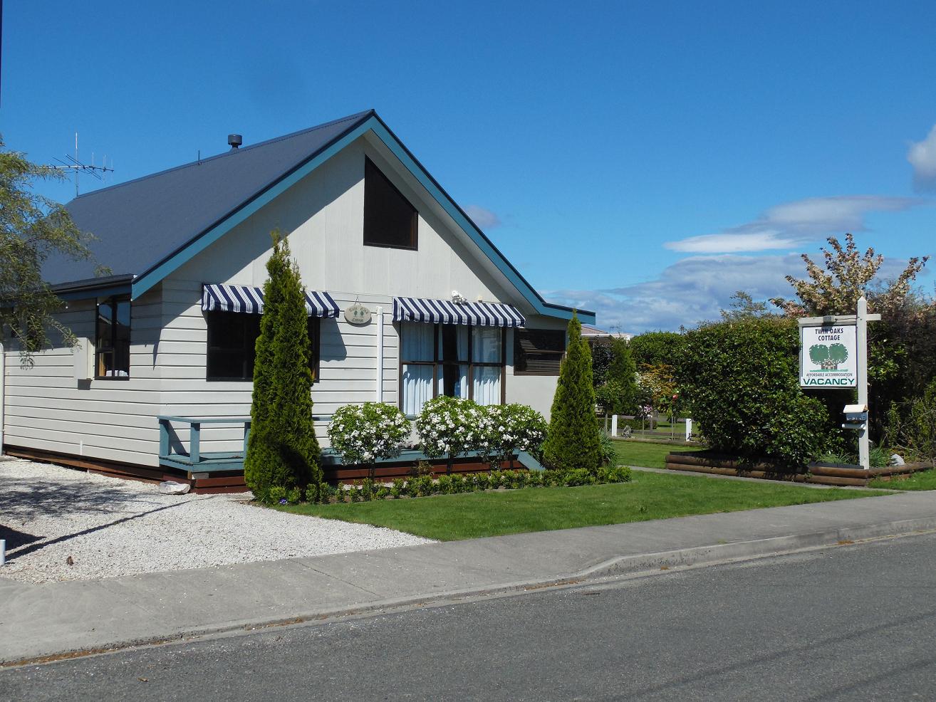 Motueka cottage in garden setting near Abel Tasman