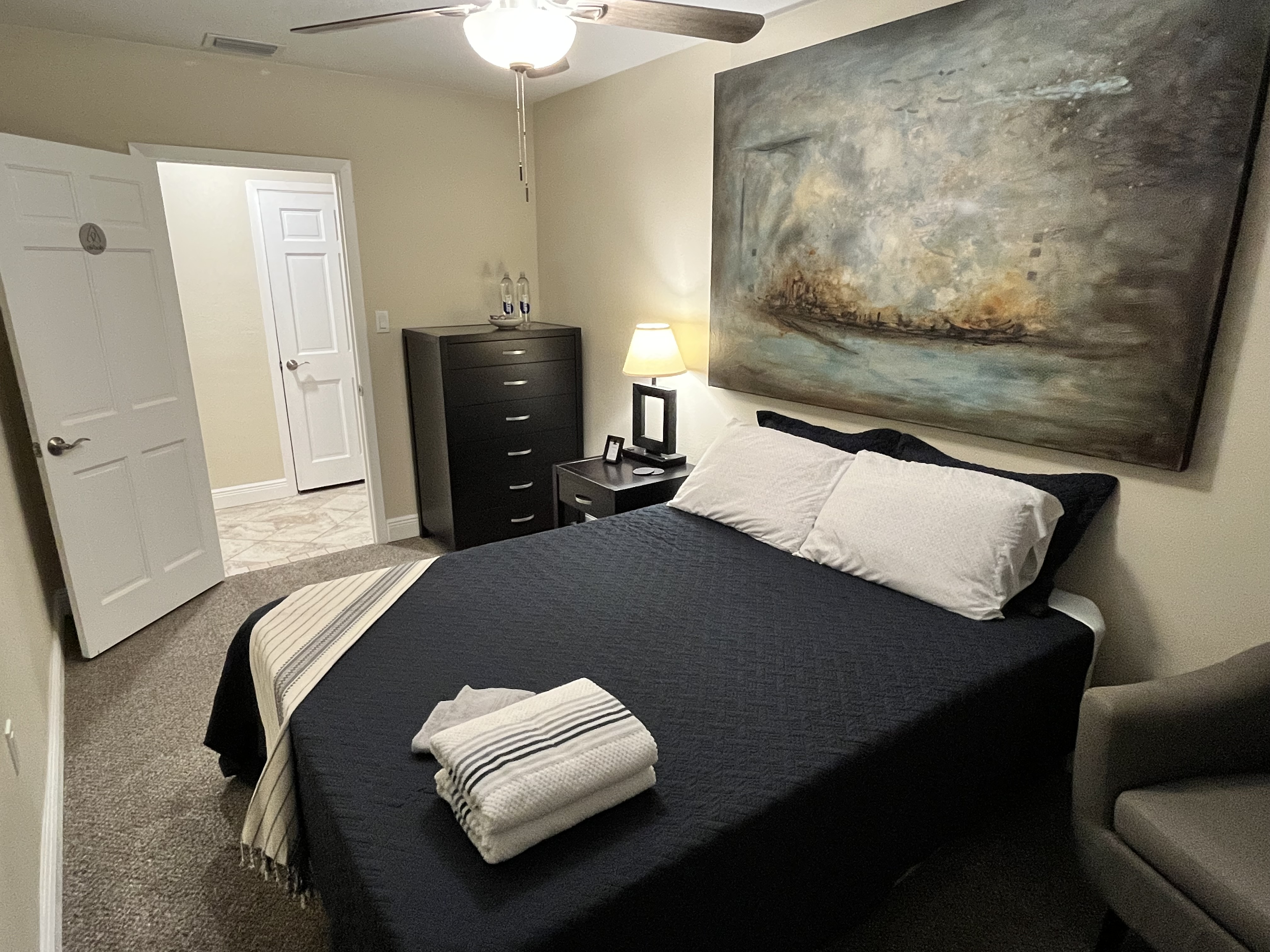 Modern Island Room at KSC with Covered Parking!